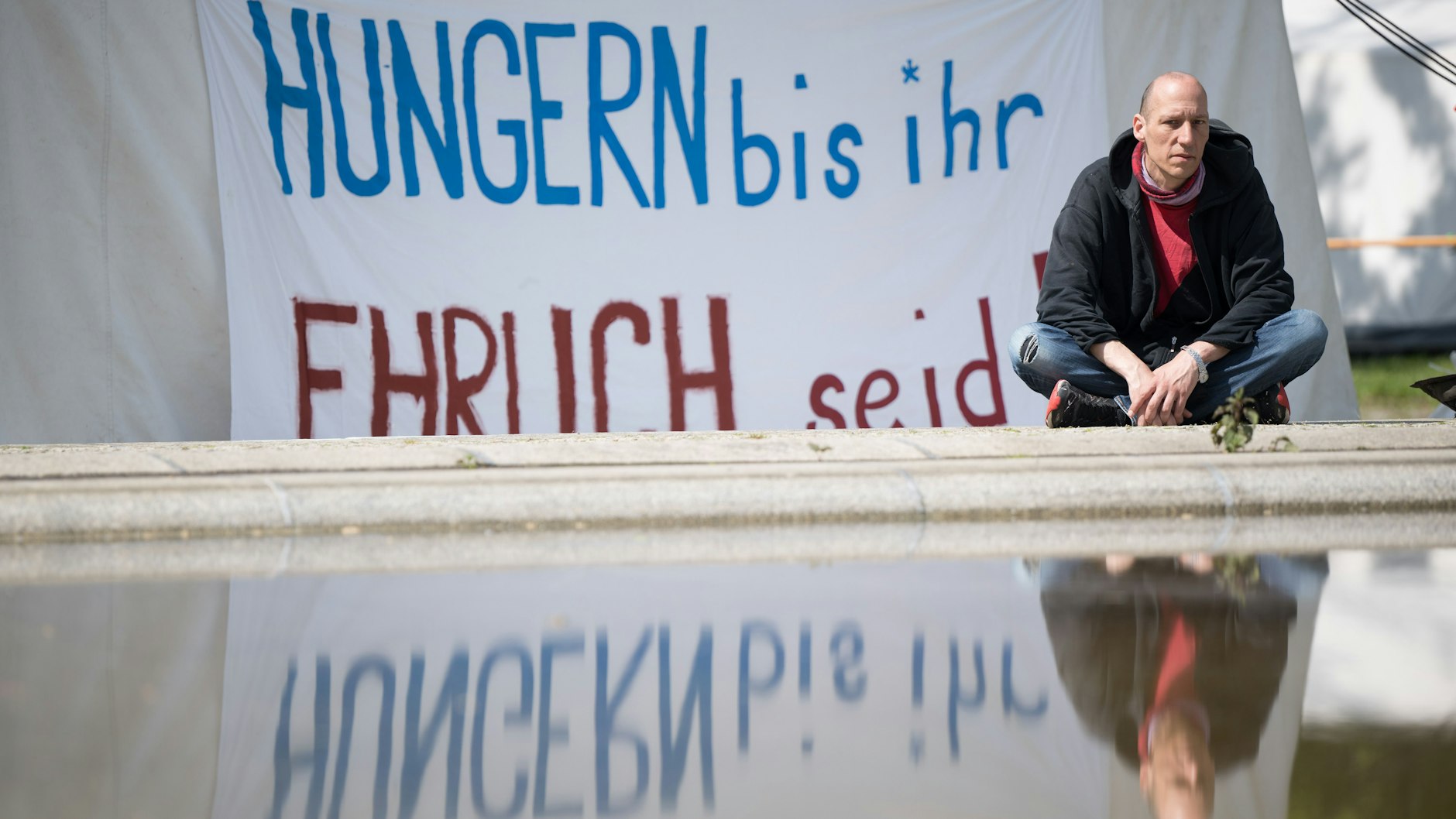 Wolfgang Metzeler-Kick (49) im Hungerstreik-Camp: Er verweigert seit fast 70 Tagen feste Nahrung.&nbsp;