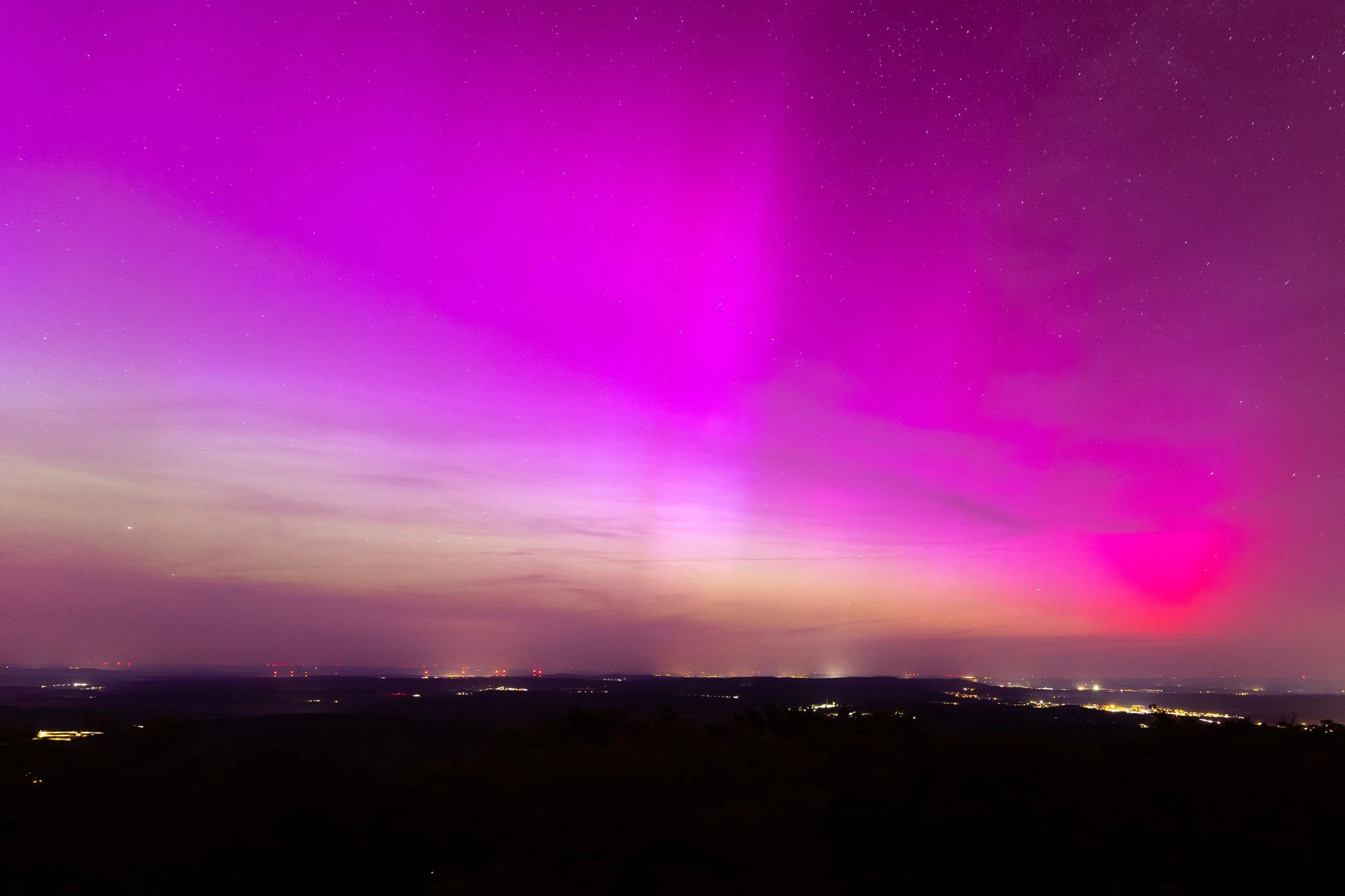 Ganz in Pink: Polarlichter am nächtlichen Himmel bei Treisberg im hessischen Hochtaunuskreis.  