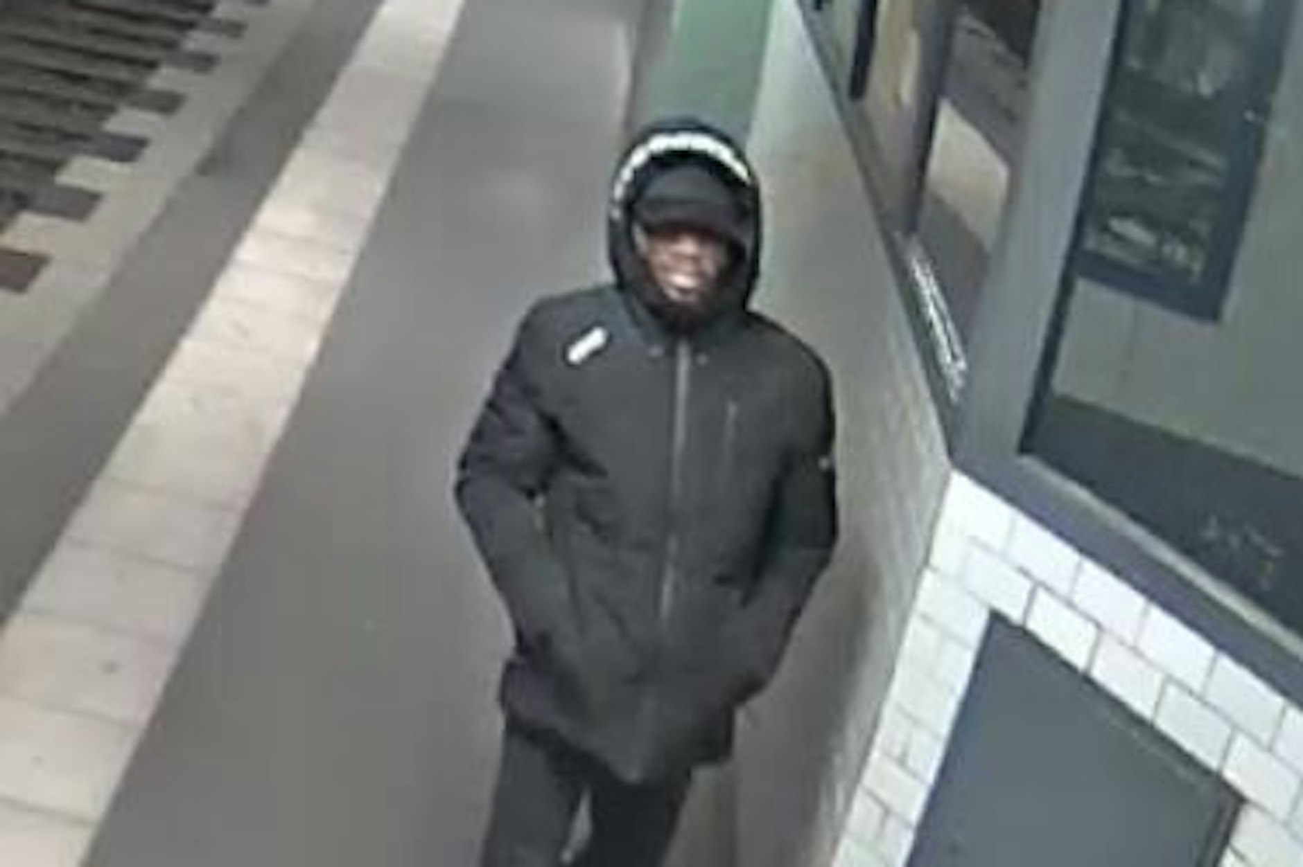 Dieser Mann wird verdächtigt, eine 18-Jährige vergewaltigt zu haben. Wer kann der Polizei Hinweise geben?