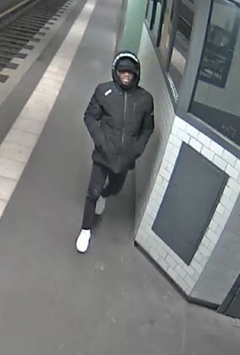 Dieser Mann wird verdächtigt, eine 18-Jährige vergewaltigt zu haben. Wer kann der Polizei Hinweise geben?