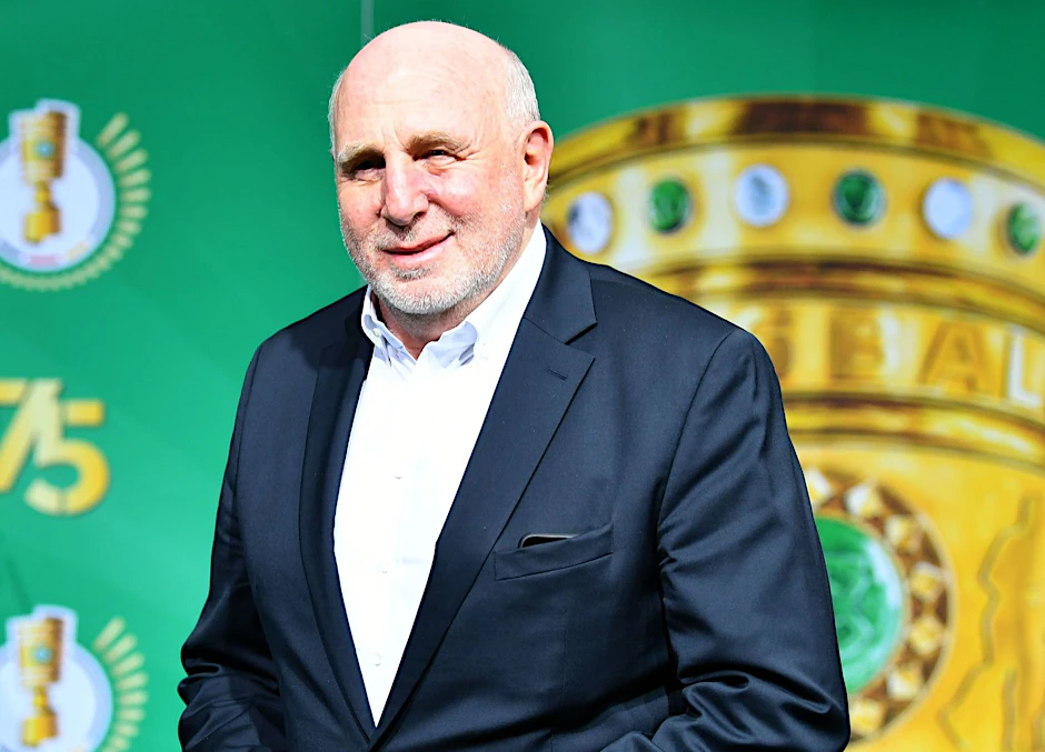 ARCHIV - Ist von der rasanten Entwicklung seines Sohnes Sebastian Hoeneß selbst überrascht: Dieter Hoeneß.  