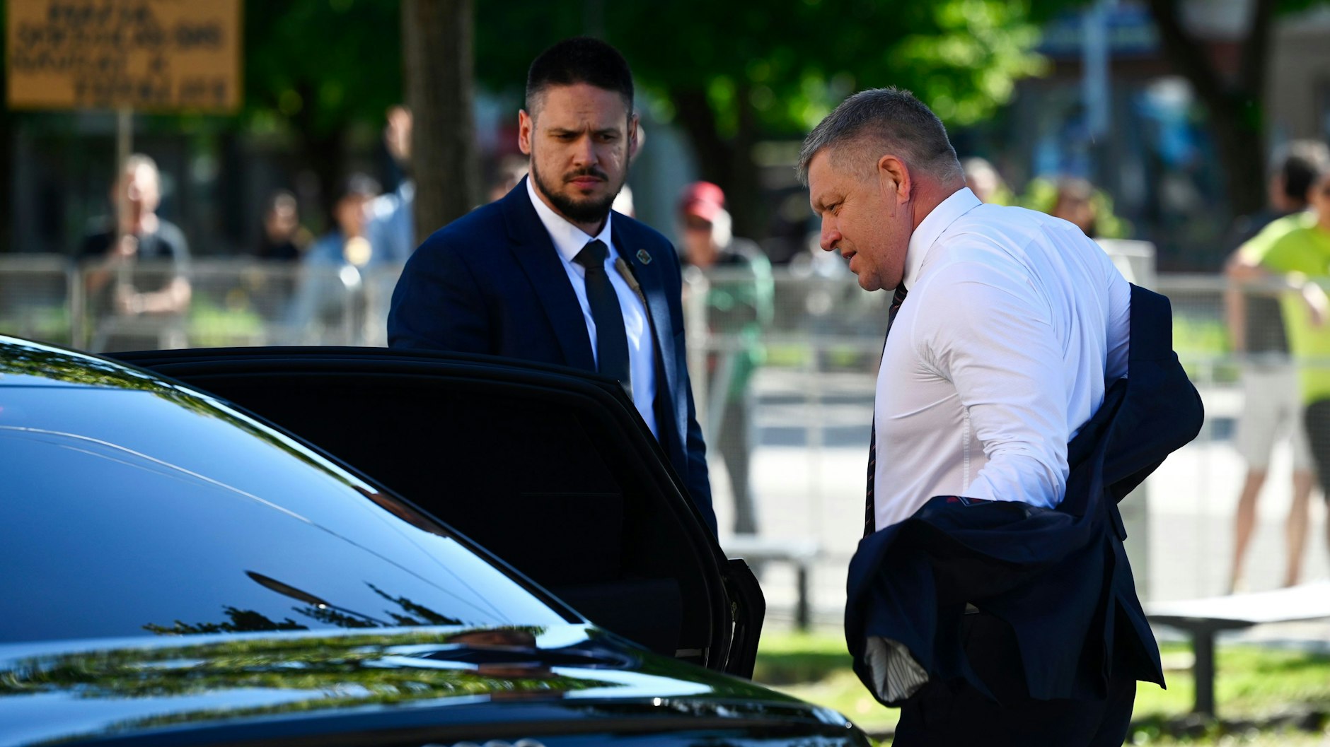 Robert Fico (r.), Ministerpräsident der Slowakei, bei seiner Ankunft in Handlová