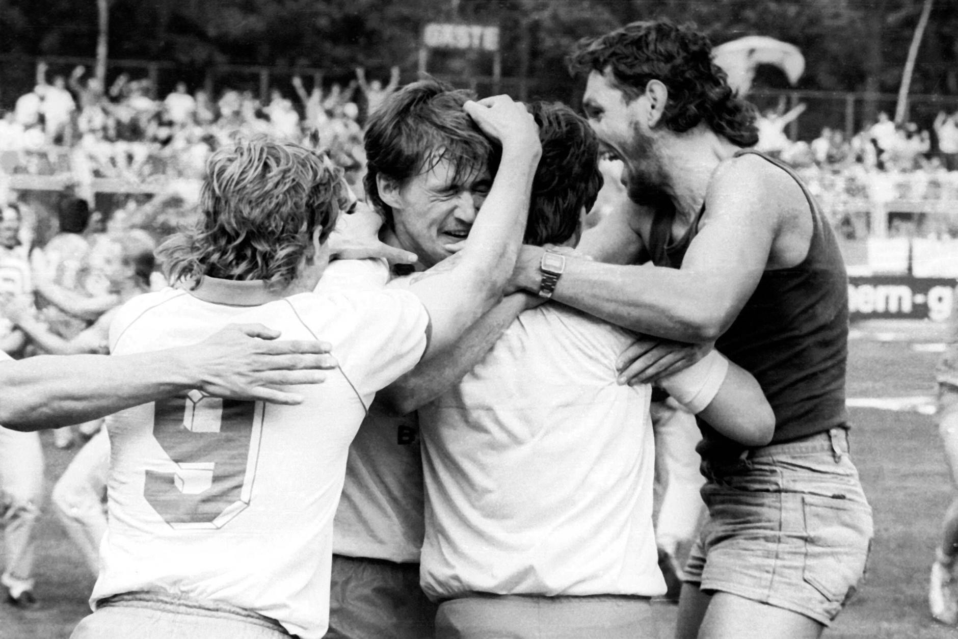 Olaf Hirsch, Mario Maek, Trainer Karsten Heine und Busfahrer Uwe Müller (v.l.n.r.) feiern am 28. Mai 1988 den Klassenerhalt.