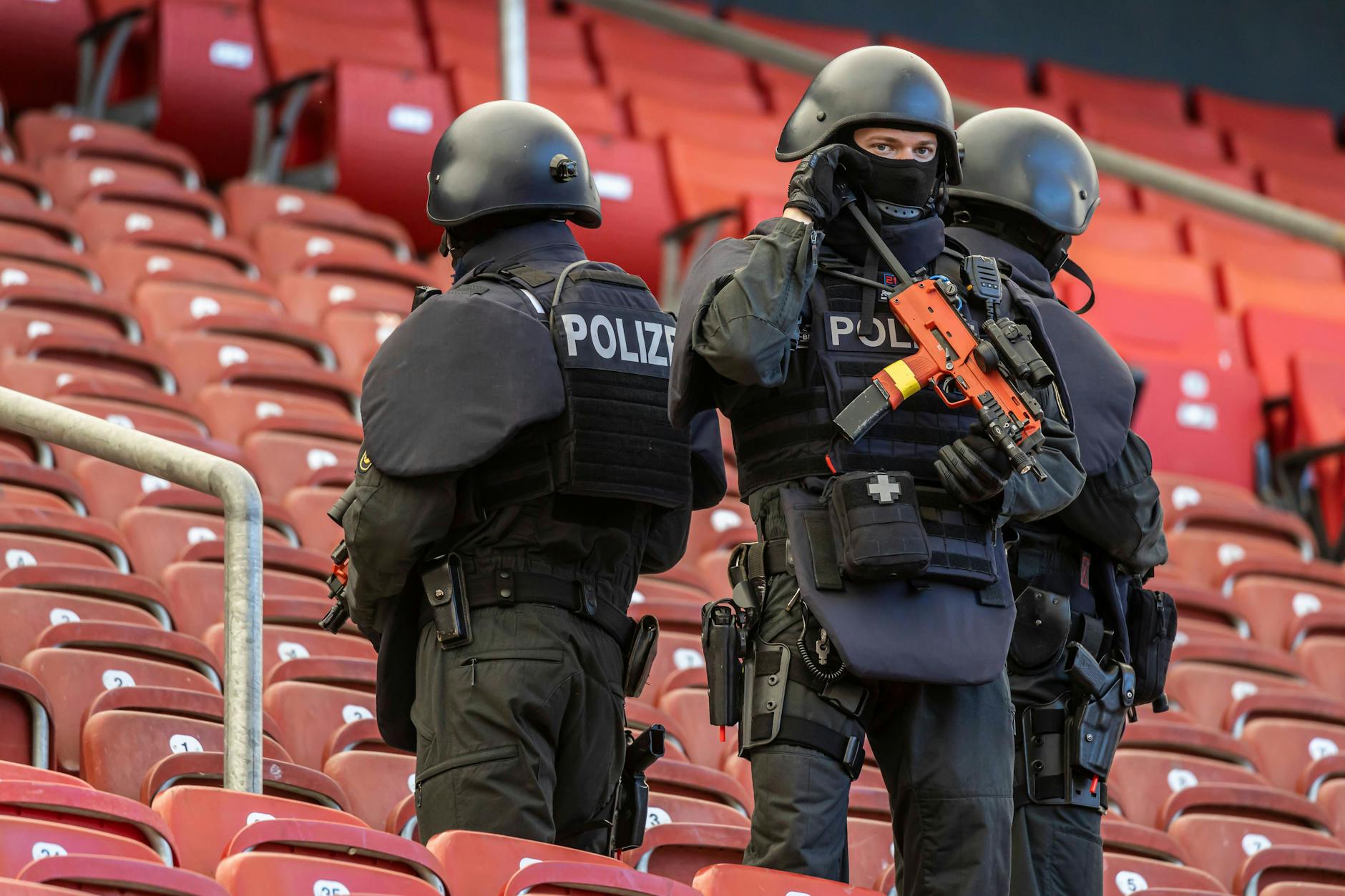 Anti-Terror-Übung im Vorfeld der Fußball-EM 2024: Die Berliner Polizei und Feuerwehr haben in den letzten Monaten mehrfach den Ernstfall geübt.