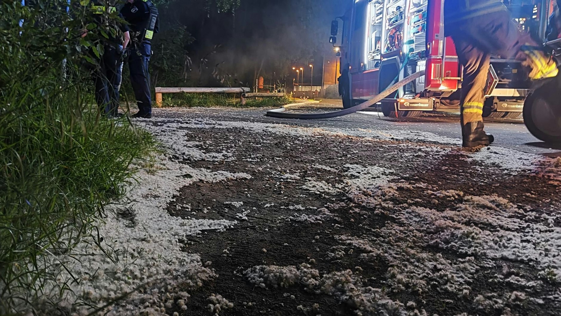 Auf der Straße liegender Pappelschnee nach dem Feuereinsatz in Lichtenberg: Dreimal mehr als sonst müssen die Brandbekämpfer derzeit wegen Vegetationsbränden ausrücken.&nbsp;
