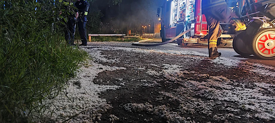 Pappelschnee liegt jetzt wieder auf den Straßen und Grünanlagen von Berlin. Eine weggeworfene Zigarettenkippe reicht, um ihn zu entzünden.