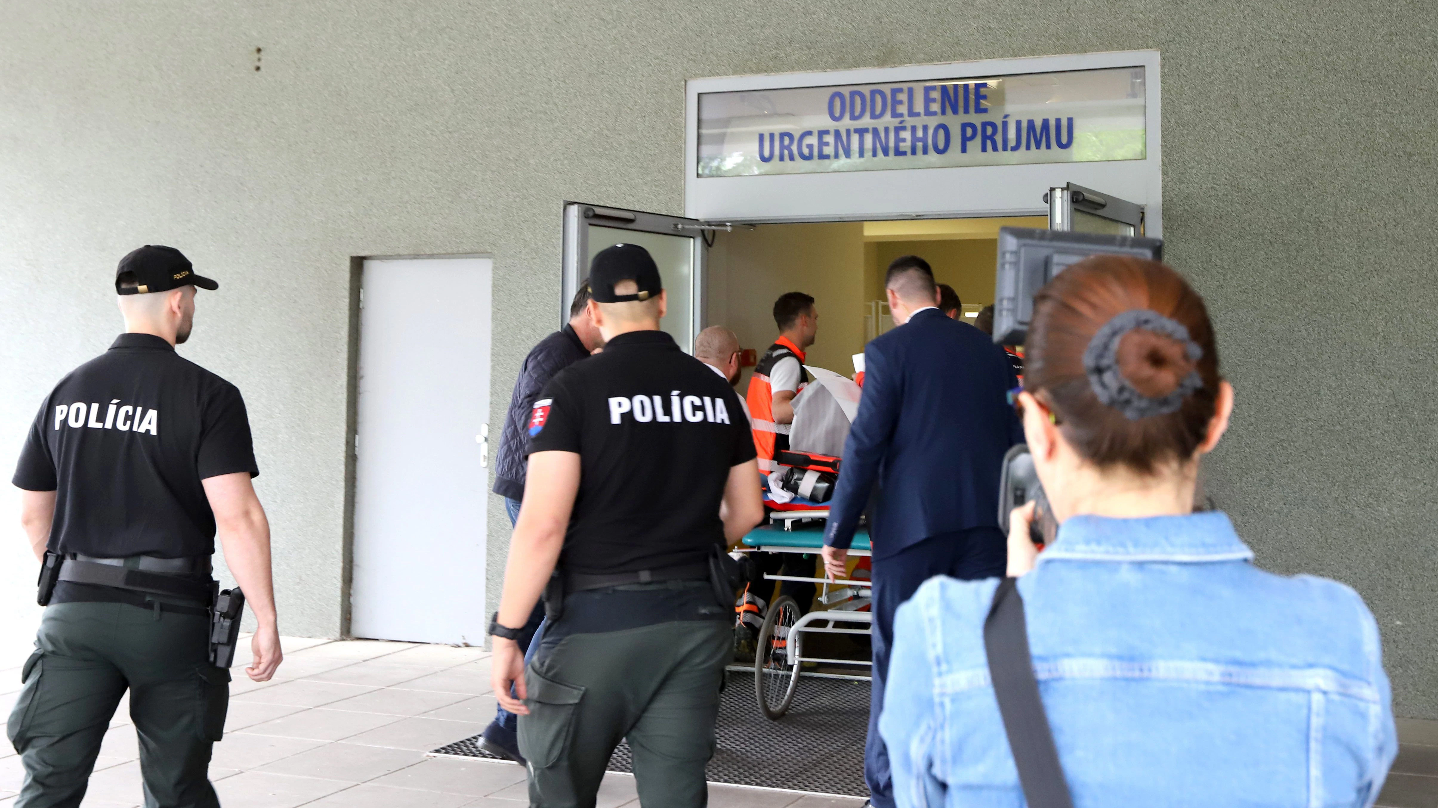 Rettungskräfte bringen den angeschossenen und verletzten slowakischen Ministerpräsidenten Robert Fico in ein Krankenhaus in Banska Bystrica.