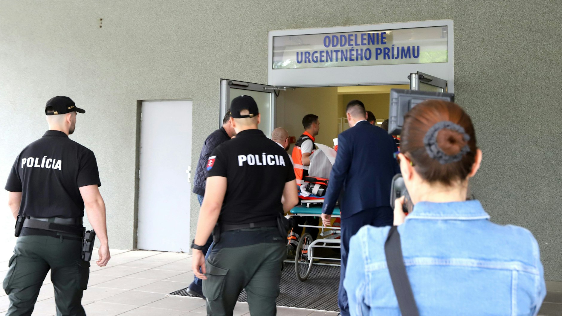 Rettungskräfte bringen den angeschossenen und verletzten slowakischen Ministerpräsidenten Robert Fico in ein Krankenhaus in Banska Bystrica.