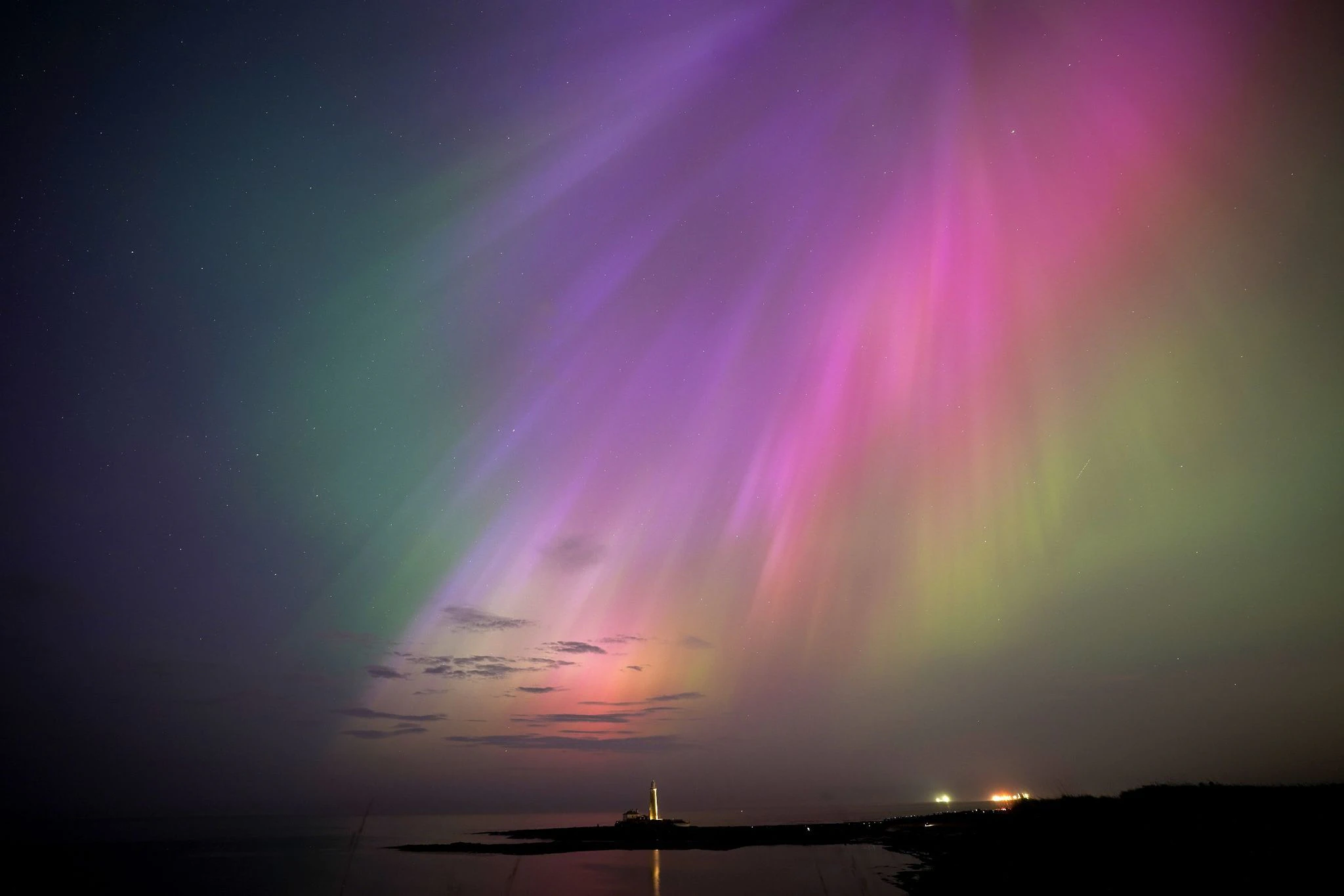 dpatopbilder - Auch in anderen Regionen der Welt waren in der vergangenen Nacht Polarlichter gut sichtbar, wie hier in Whitley Bay an der Nordostküste von Großbritannien.  
