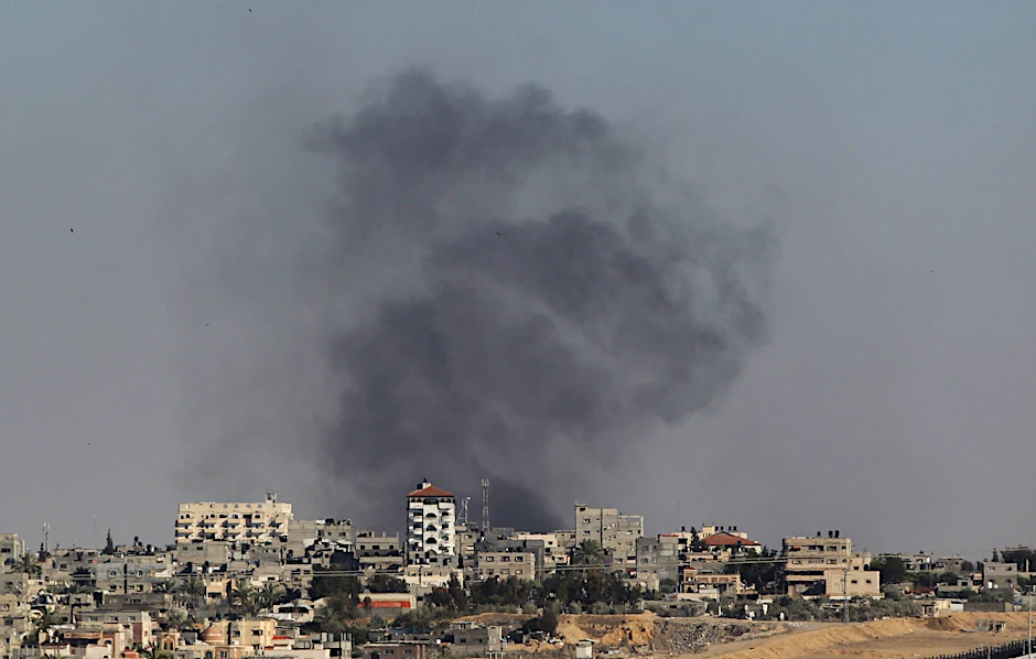 Rauch steigt nach einem israelischen Raketenangriff in Rafah auf.