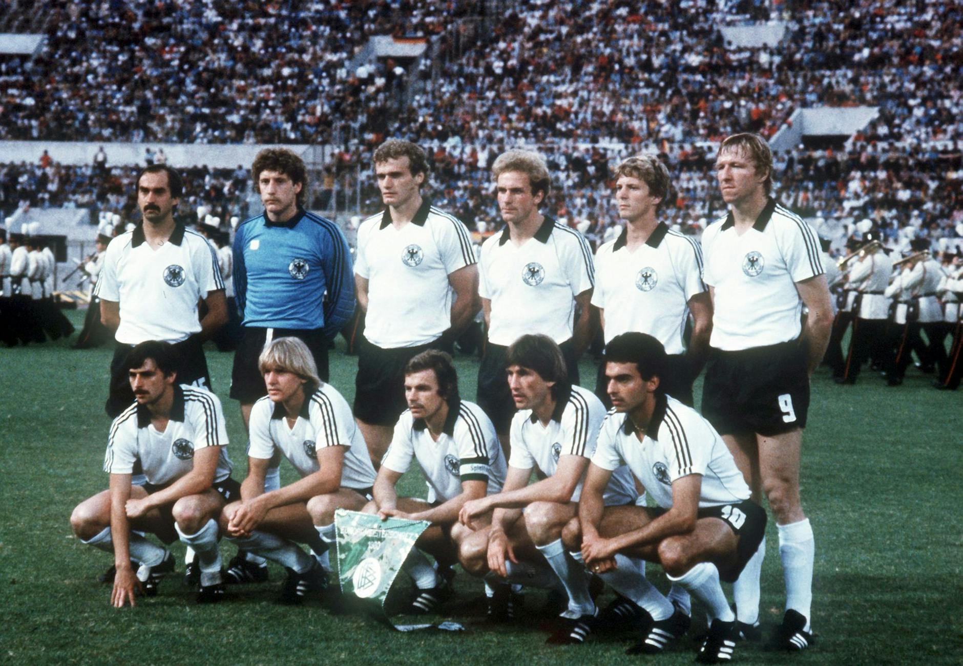 ARCHIV - Die deutsche Fußball-Nationalmannnschaft gewann 1980 das EM-Endspiel gegen Belgien mit 2:1.