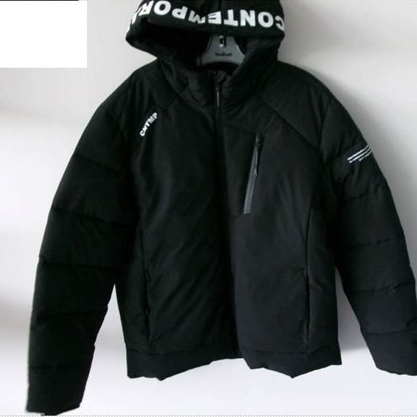 Eine solche Jacke trug der Vergewaltiger.