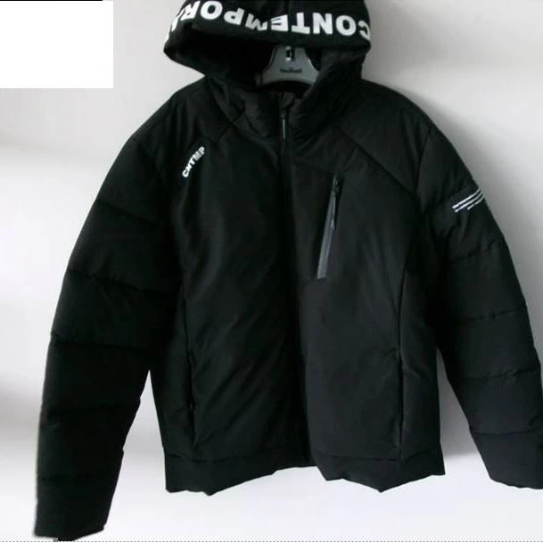 Eine solche Jacke trug der Vergewaltiger.