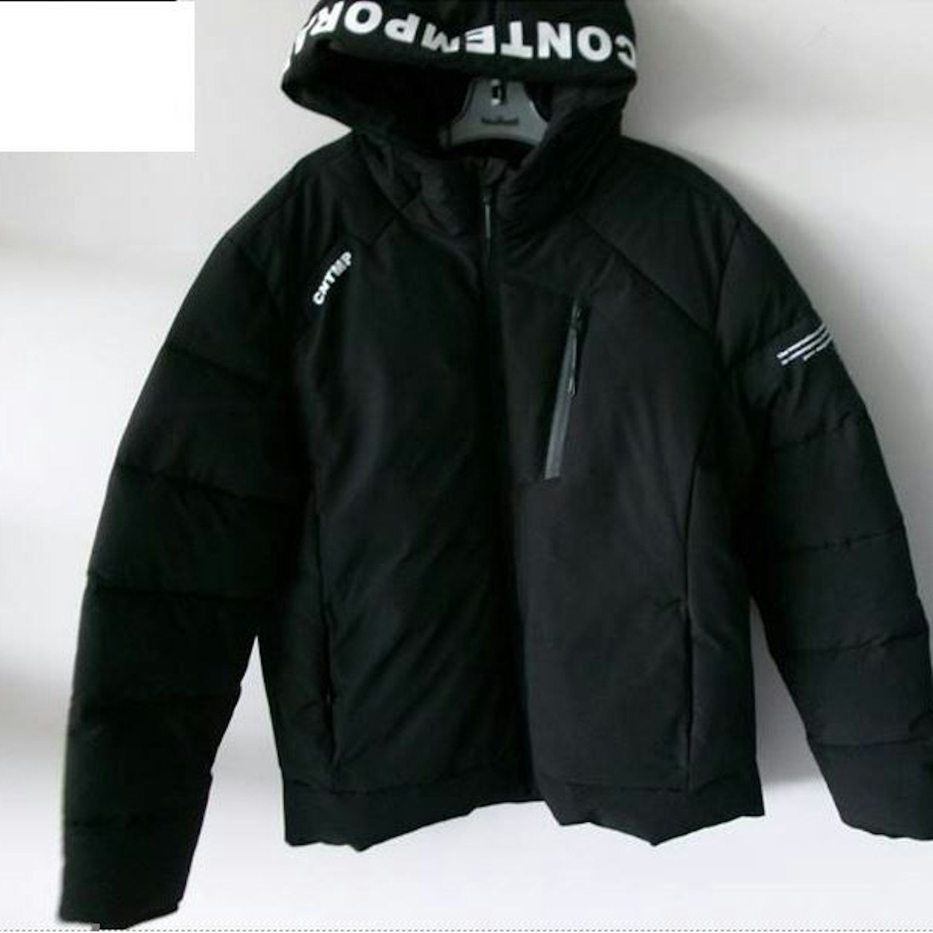 Eine solche Jacke trug der Vergewaltiger.