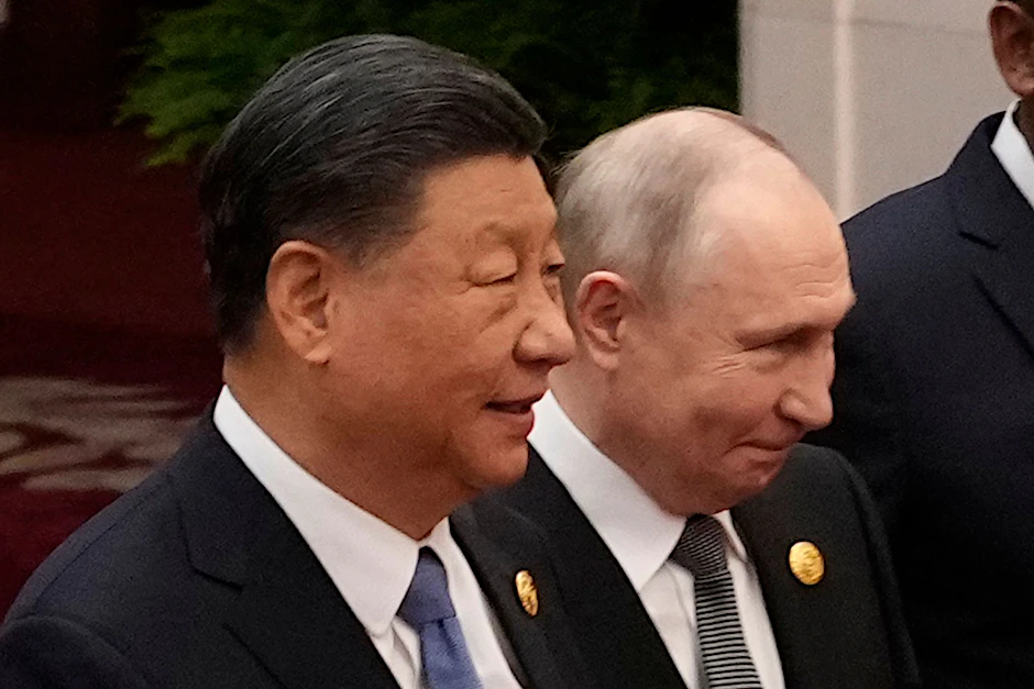 ARCHIV - Der chinesische Präsident Xi Jinping (l) und der russische Präsident Wladimir Putin: Putin will im Mai China besuchen.  