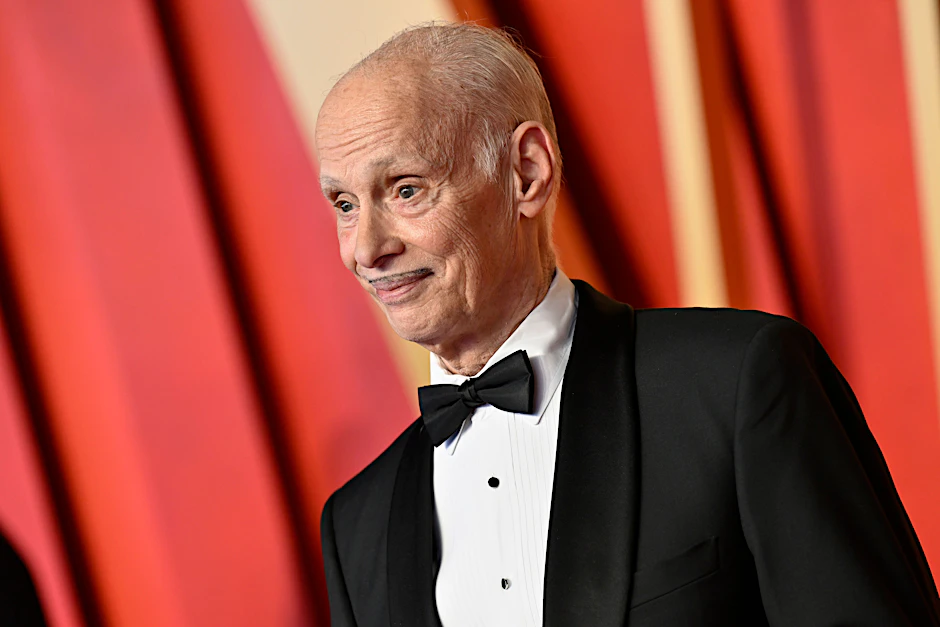 John Waters hat sich im April 2024 für eine Oscar-Party in Beverly Hills in Schale geworfen. 