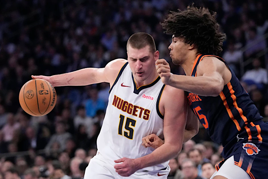 ARCHIV - Nikola Jokic (l) war bereits 2021 und 2022 zum MVP gewählt worden.  