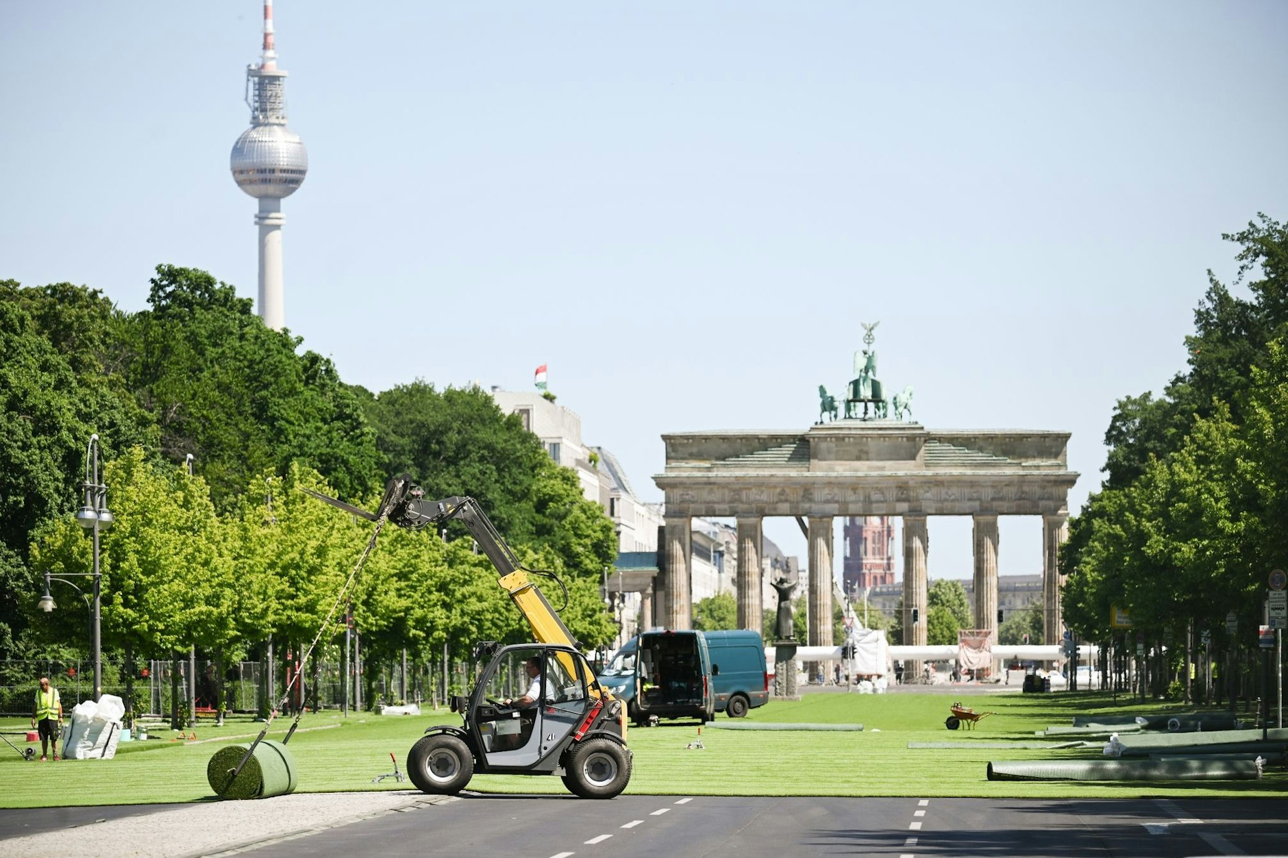 Das Brandenburger Tor ist eines der beliebtesten Fotomotive in Berlin, zur EM wird auf der Straße des 17. Juni künstlicher Rollrasen verlegt.