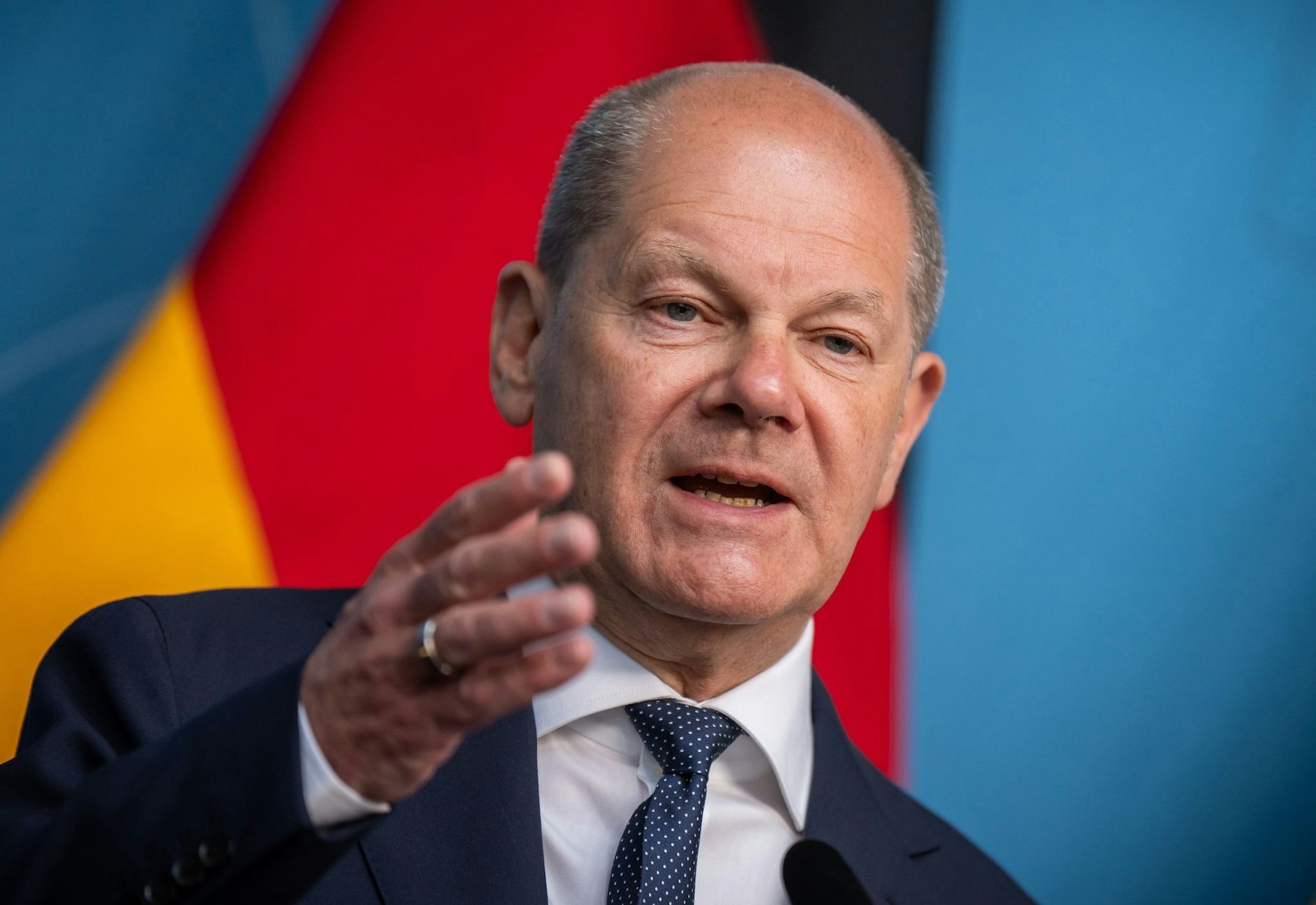 Bundeskanzler Olaf Scholz äußert sich in Schweden zur möglichen Wiedereinführung der Wehrpflicht.  