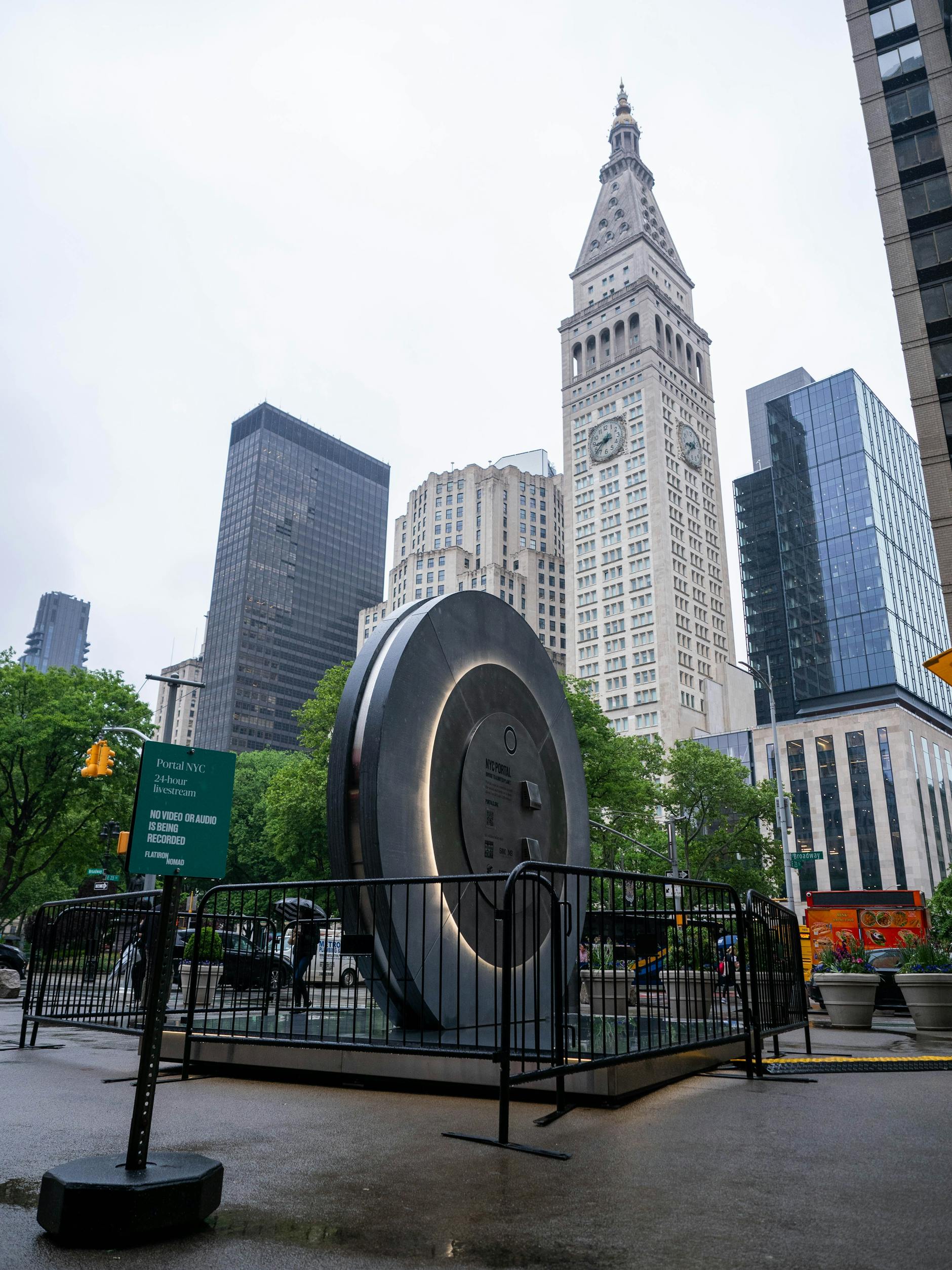 Portal geschlossen: Das Live-Video, das Menschen aus New York City und Dublin miteinander verbindet, wurde vorübergehend unterbrochen.