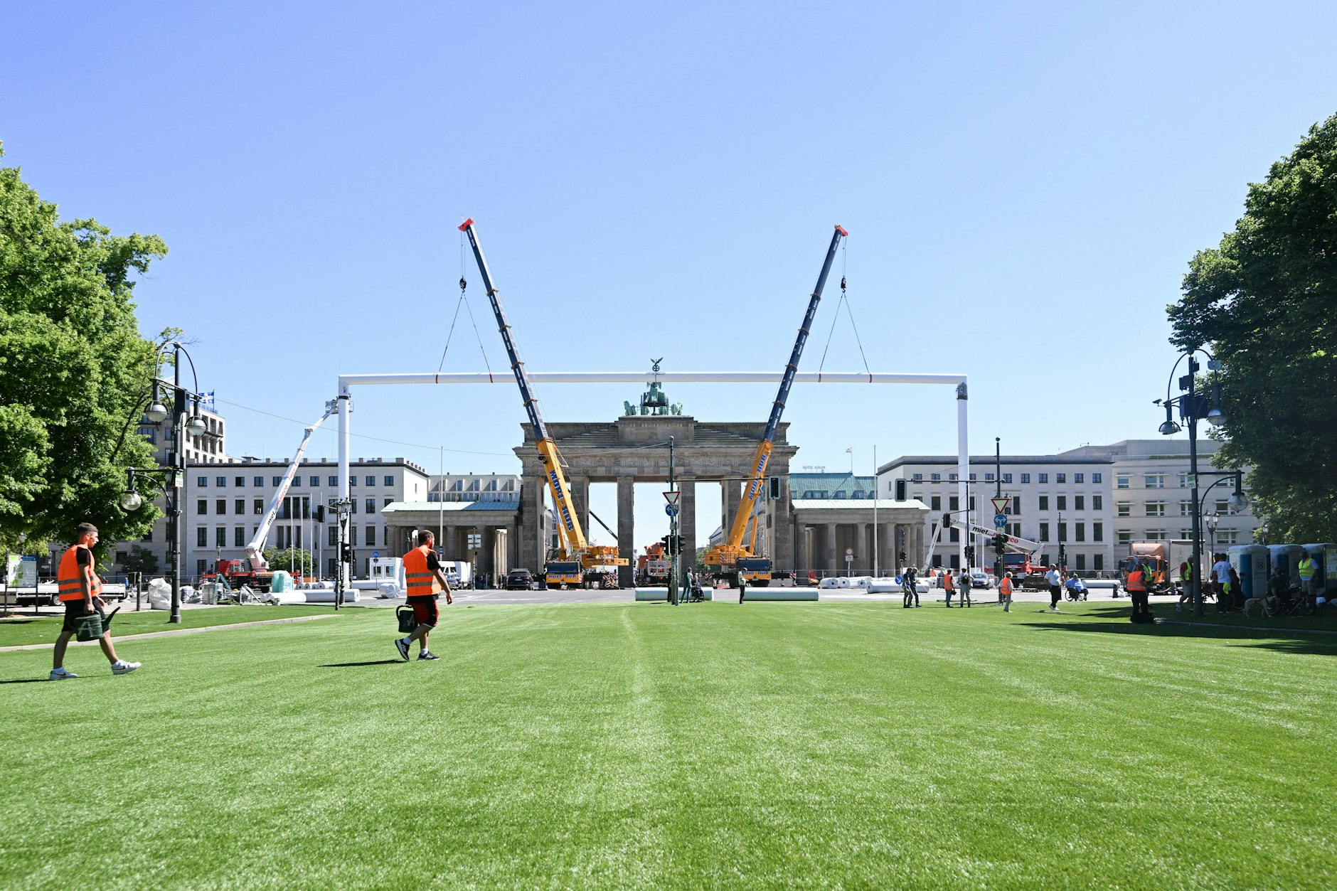 Ein riesiges Fußballtor wird vor dem Brandenburger Tor aufgebaut.