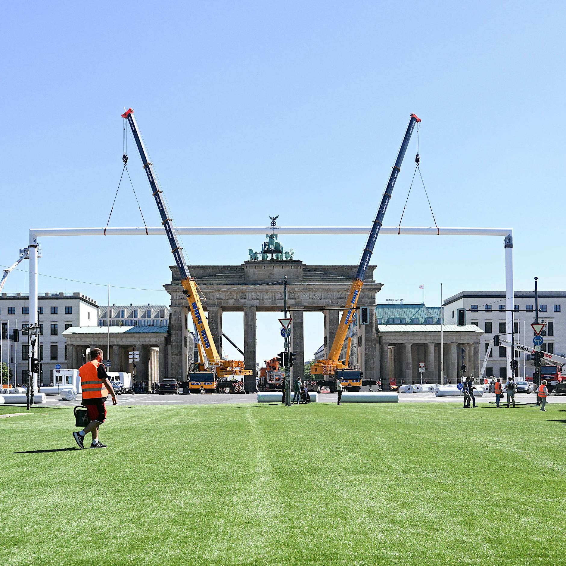 Fußball-EM 2024 in Berlin: Riesiges Fußballtor am Brandenburger Tor aufgebaut
