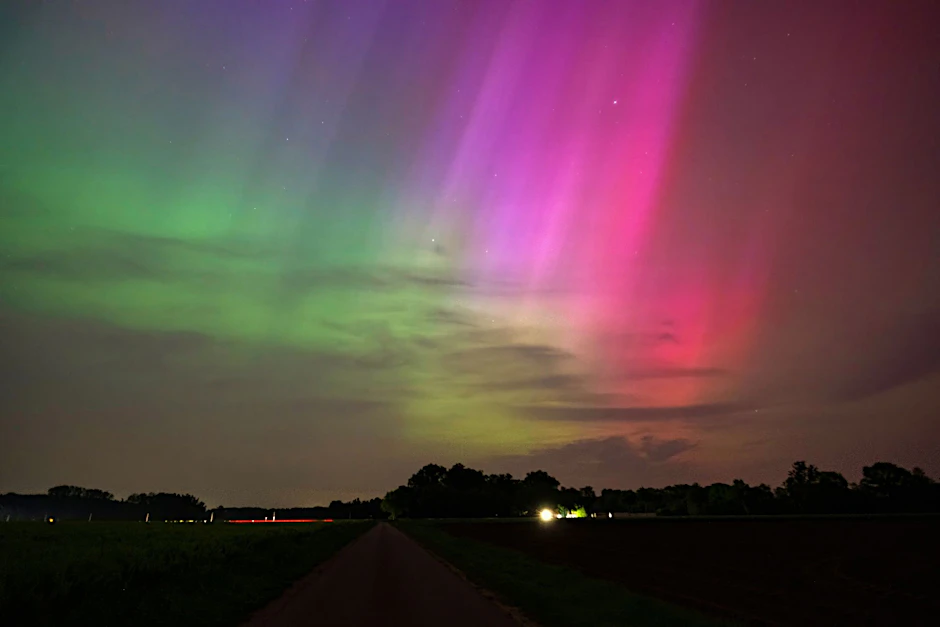 Farbenspiel: Polarlichter am Himmel über Bersenbrück in Niedersachsen.  