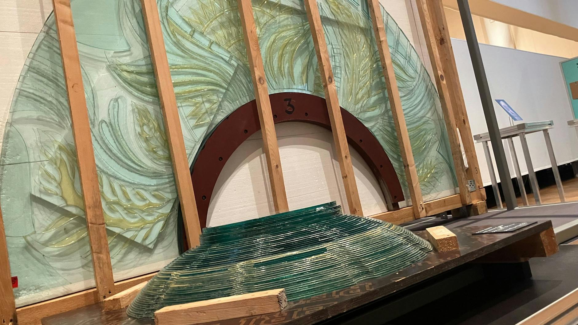 Teile der „Gläsernen Blume“ sind in der Palast-Ausstellung zu sehen. Sie befinden sich in der Verpackung, so wie sie in einem Depot eingelagert wurden.