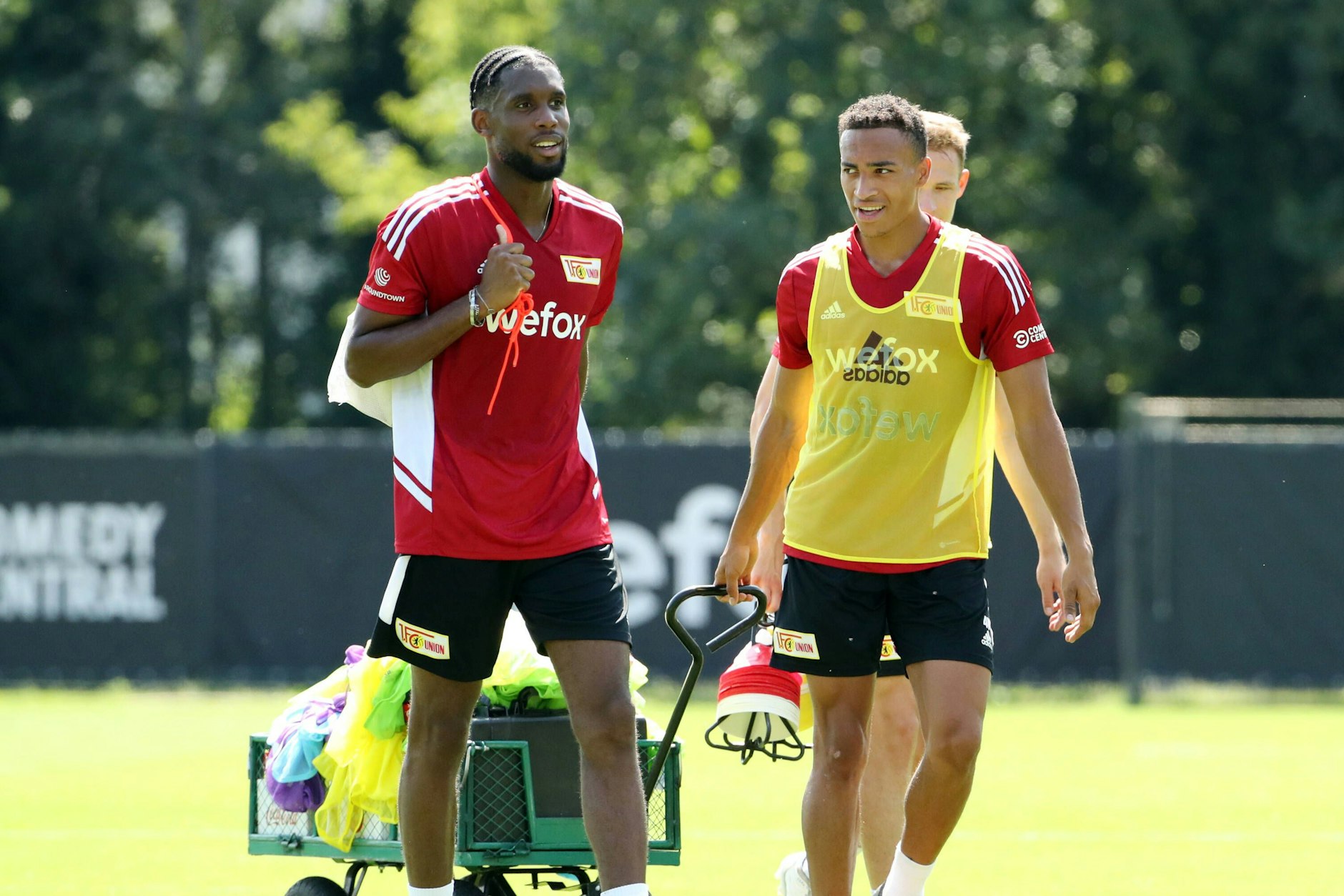 Jordan Siebatcheu (28) und Jamie Leweling (r., 23) packen beim 1. FC Union ihre Sachen. Beide Stürmer werden nach ihrer Leihe von Gladbach und Stuttgart fest verpflichtet.