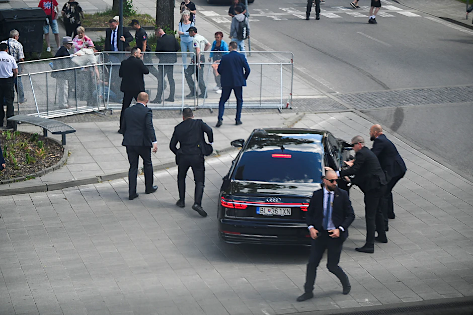 Robert Fico ist mit Schussverletzungen in ein Krankenhaus gebracht worden.