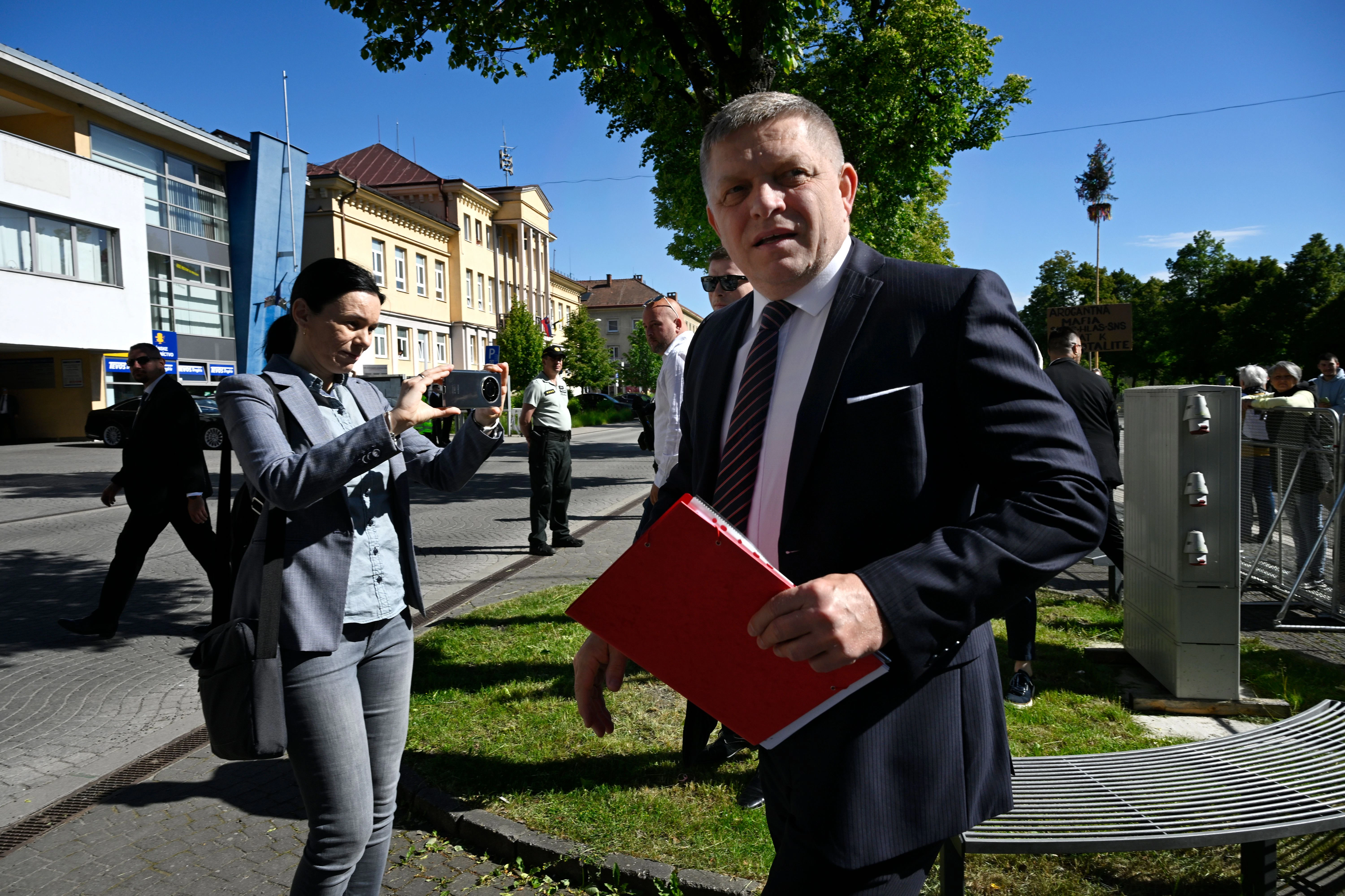 Robert Fico, Ministerpräsident der Slowakei, wurde am Mittwoch in der Stadt Handlová angeschossen.