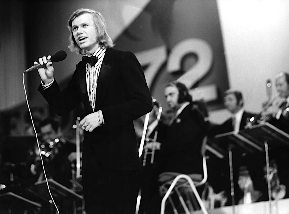 Der tschechische Schlagersänger Jiri Korn 1972 beim Gala-Abend des 1. Internationalen Schlagerfestivals im Kulturpalast in Dresden.