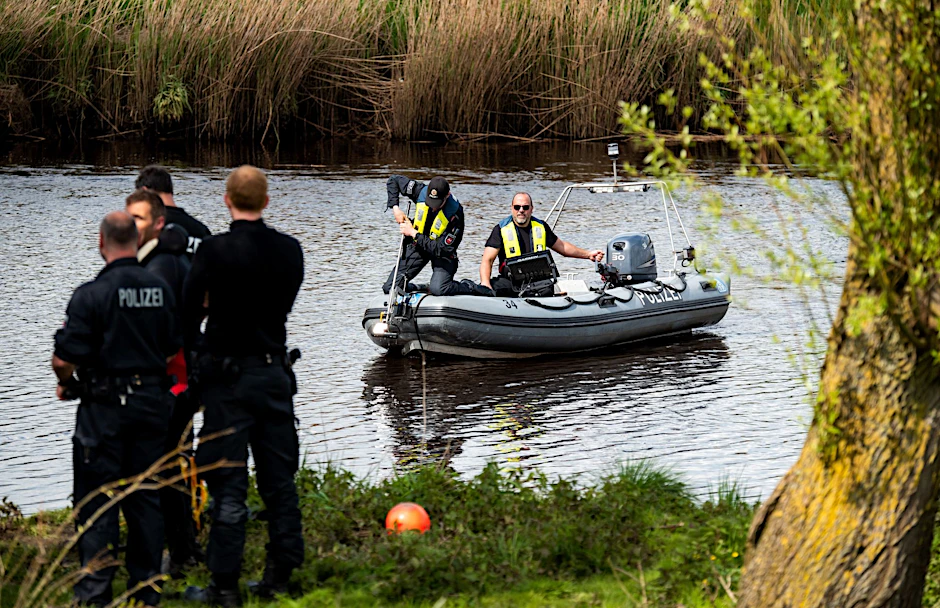 ARCHIV - Ein Sonarboot der Polizei am 29. April bei der Suche nach Arian auf der Oste.  