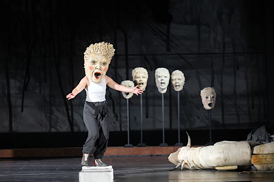 Lina Beckmann in einer ihrer geschätzt hundert Rollen in „Laios“ beim Theatertreffen.