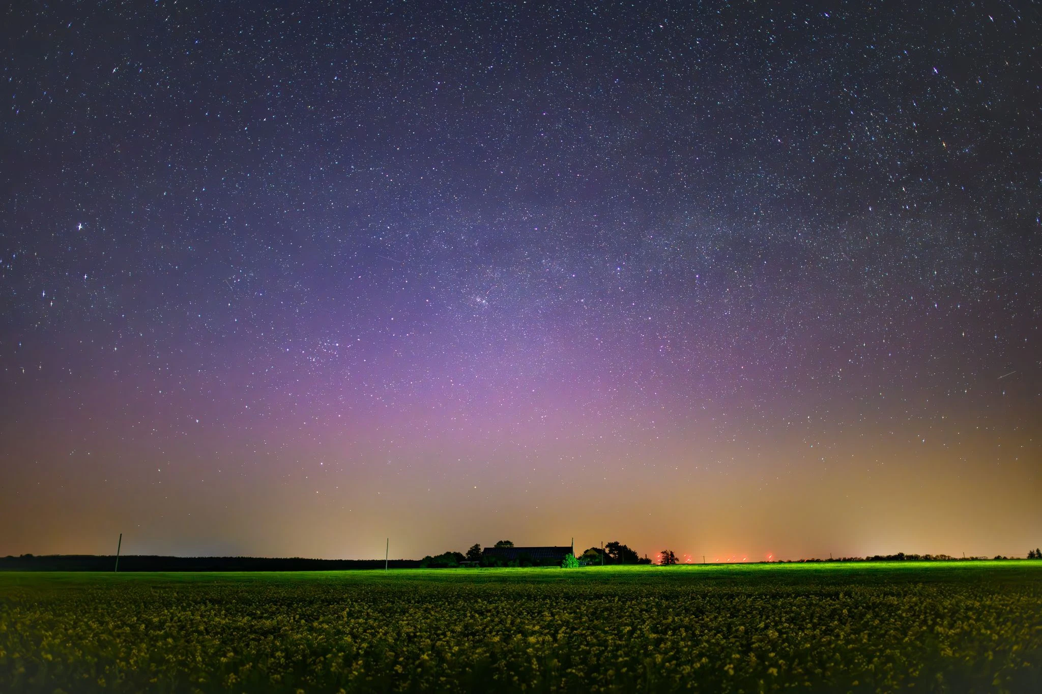 ARCHIV - Lila leuchtet ein Polarlicht am Nachthimmel im Landkreis Märkisch-Oderland in Ostbrandenburg.  