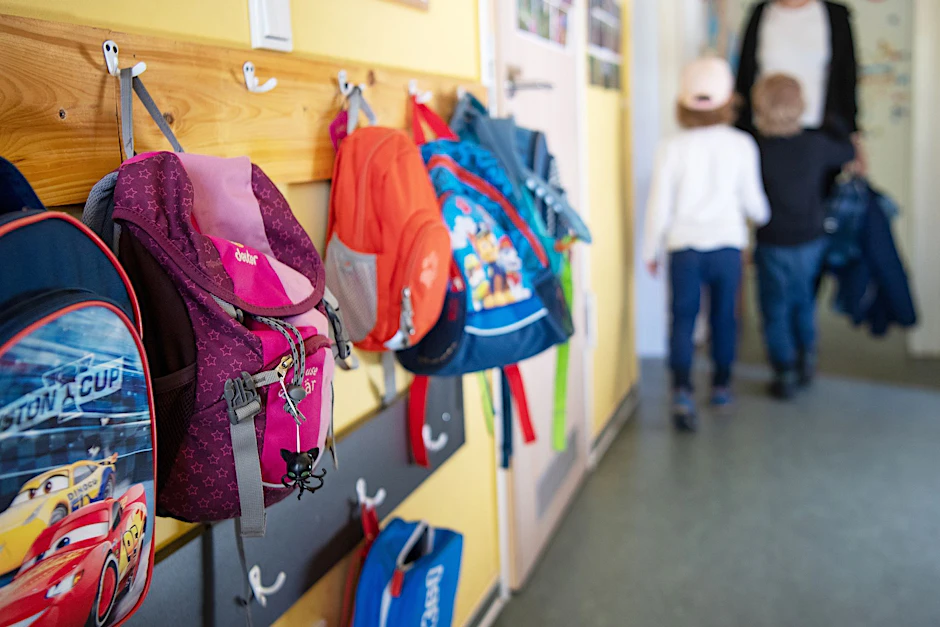 ARCHIV - Kinderrucksäcke hängen an der Gaderobe einer Kita.  ld/dpa