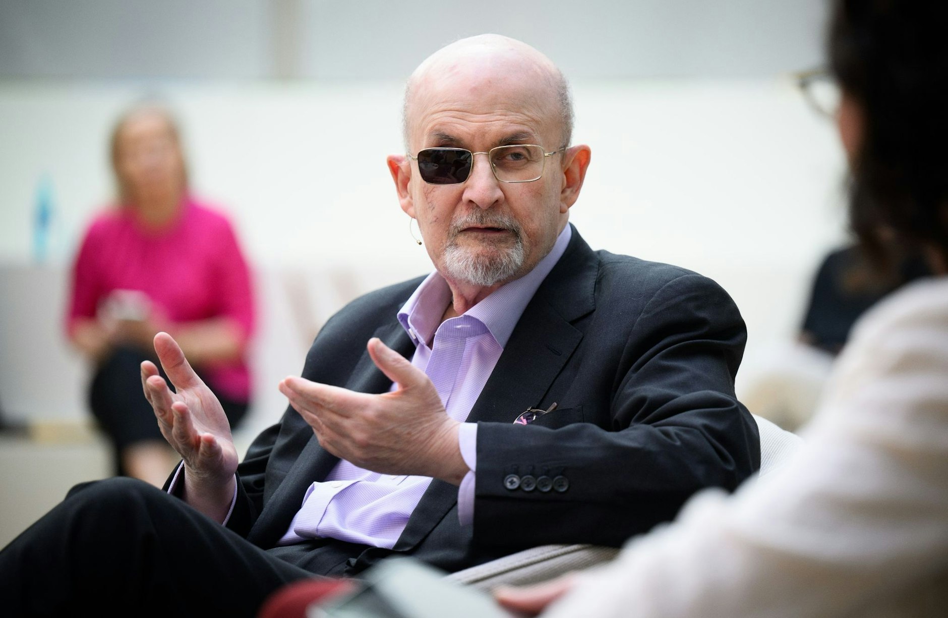 dpatopbilder - Der Schriftsteller Salman Rushdie im Gespräch mit einer dpa-Journalistin im Newsroom der Nachrichtenagentur.  