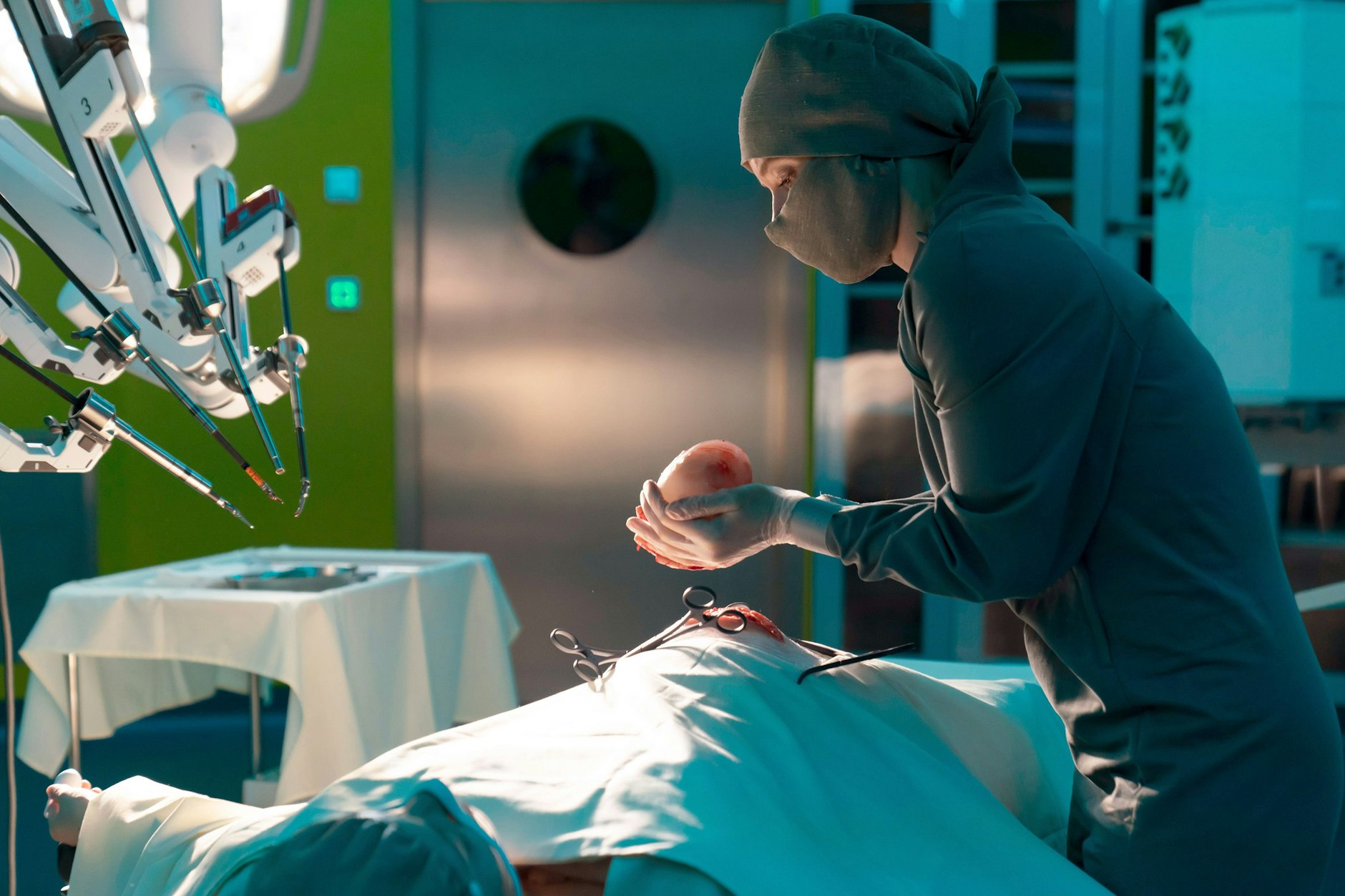 Szene aus der vierten „Charité“-Staffel, die in der Zukunft spielt: Julia Kowalczyk (Angelina Häntsch) entnimmt per Kaiserschnitt den Fötus.