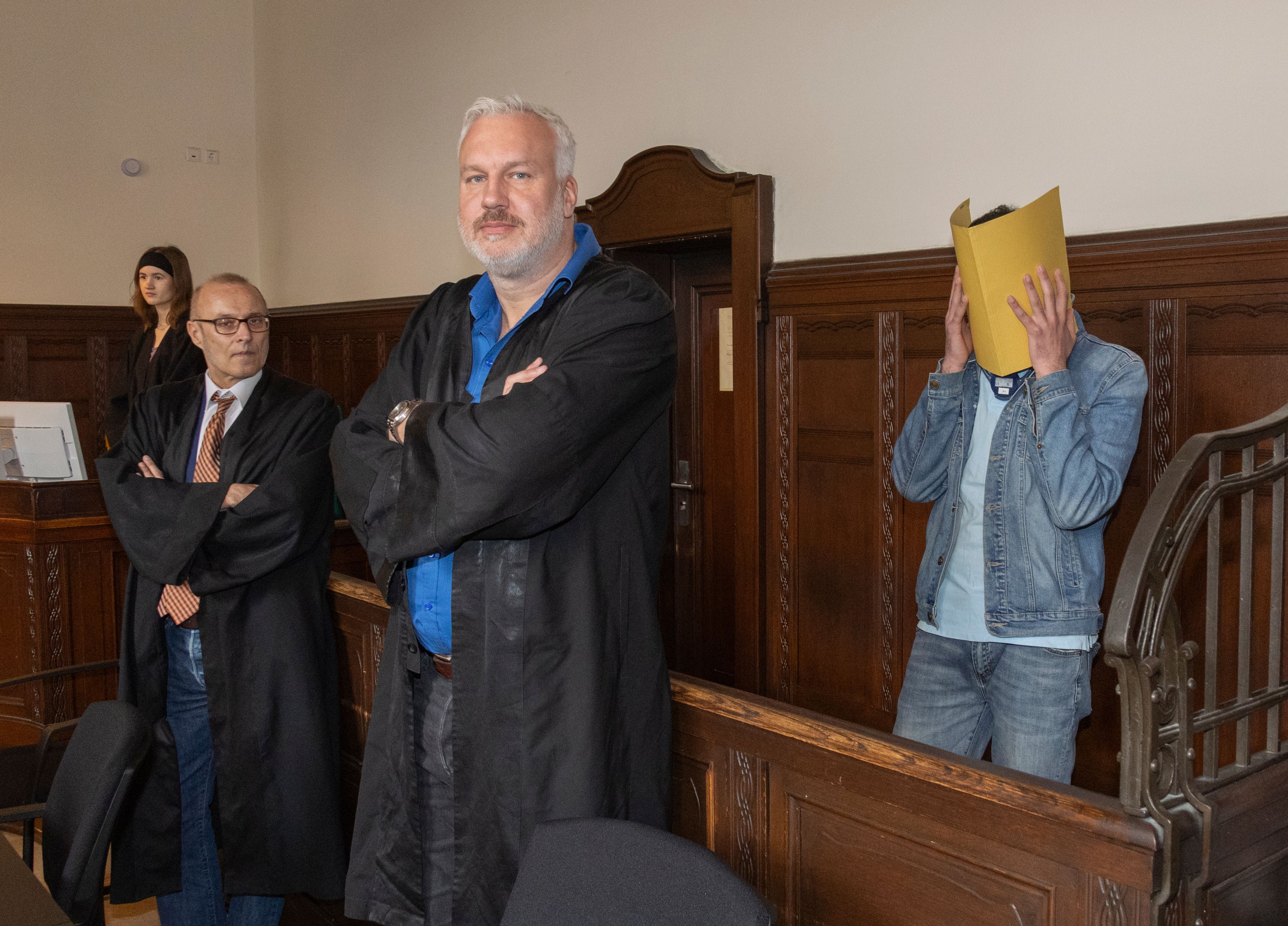 Ist dieser Jeans-Fatzke ein gesuchter Serieneinbrecher?