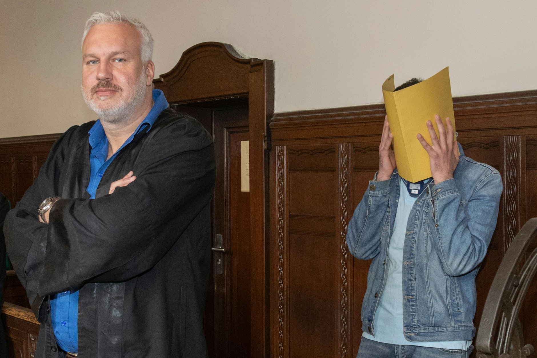 „Beka77“ steht seit Donnerstag in Berlin vor Gericht (l. sein Anwalt). Ist er der gesuchte Serieneinbrecher?