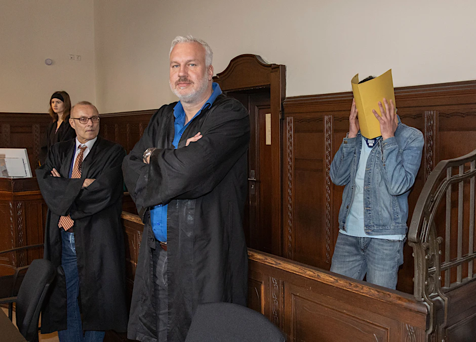 „Beka77“ steht seit Donnerstag in Berlin vor Gericht (l. sein Anwalt). Ist er der gesuchte Serieneinbrecher?