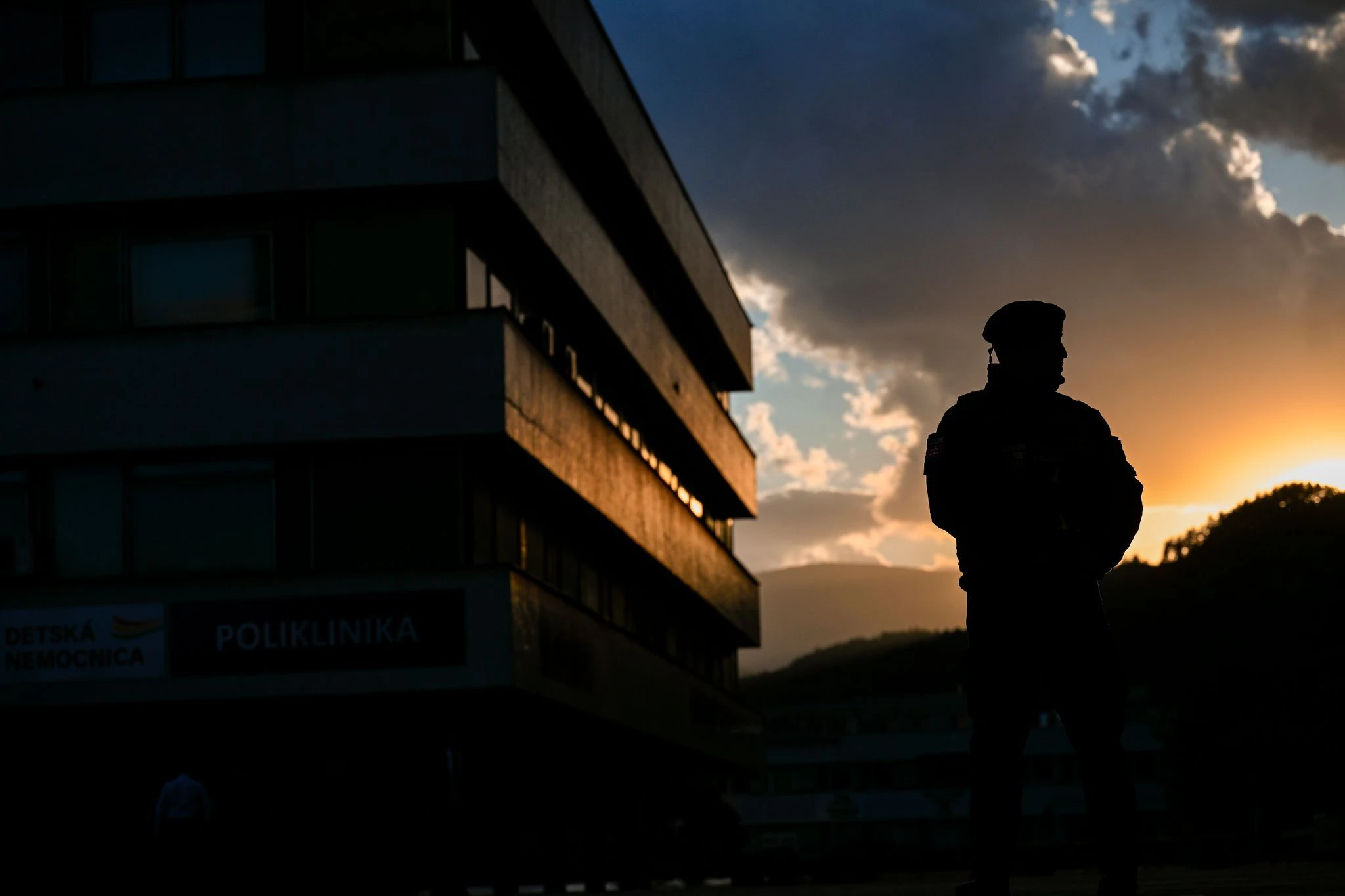 Ein Polizist steht vor dem F. D. Roosevelt Universitätskrankenhaus in der slowakischen Stadt Banska Bystrica Wache. Dort wird Regierungschef Robert Fico behandelt. Der Politiker schwebt nach einem Attentat in Lebensgefahr.  