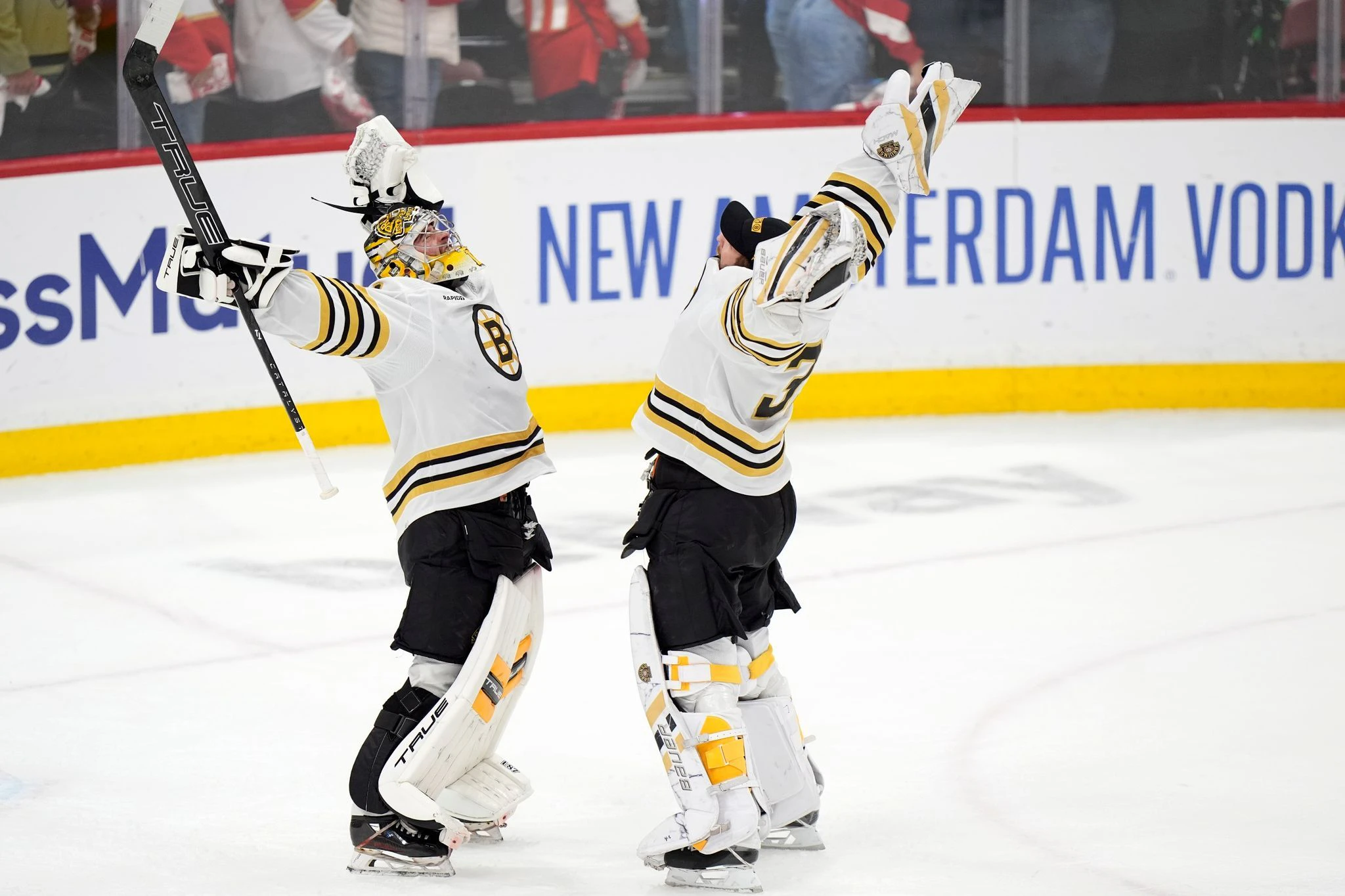 Die Boston Bruins gewinnen mit 2:1 gegen die Florida Panthers in Spiel 5 der zweiten Runde der Stanley-Cup-Playoffs.  