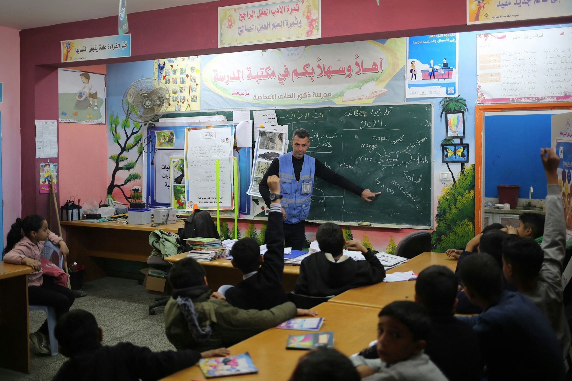 Ein Lehrer in Rafah unterrichtet Kinder.