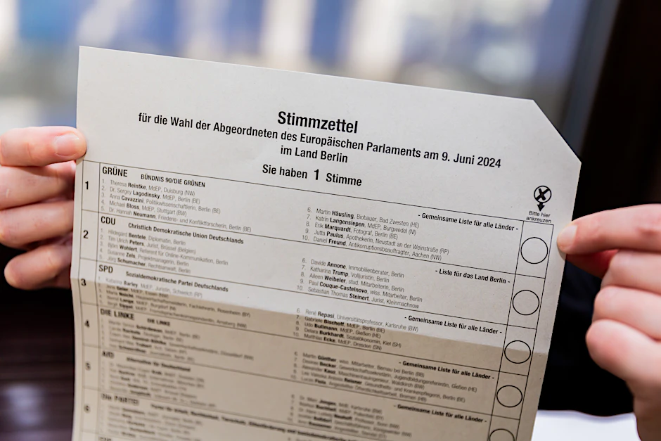 Ein Stimmzettel für die Europawahl 2024 des Landes Berlin. Dieser hier ist richtig. Andere waren falsch.&nbsp;