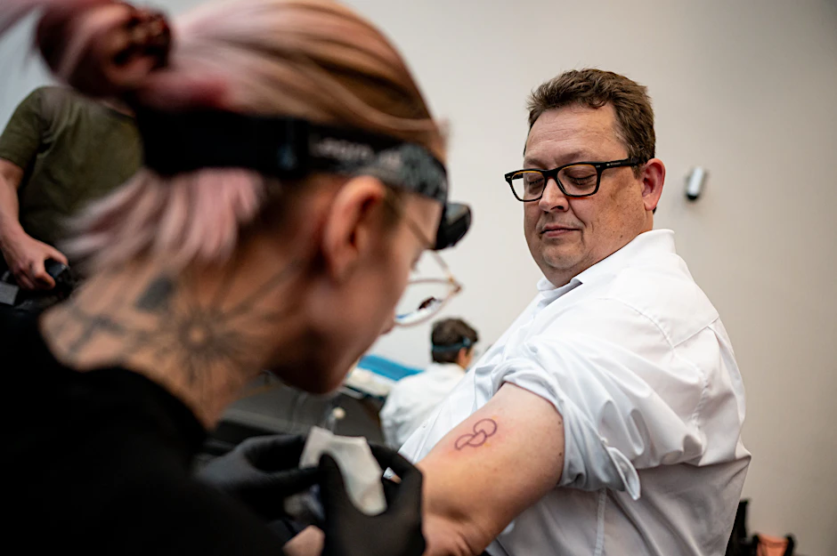 Bei einer Aktion der Organisation „Junge Helden“ lässt sich Stefan Schwartze (SPD), Patientenbeauftragter der Bundesregierung, ein Organspende-Tattoo stechen.