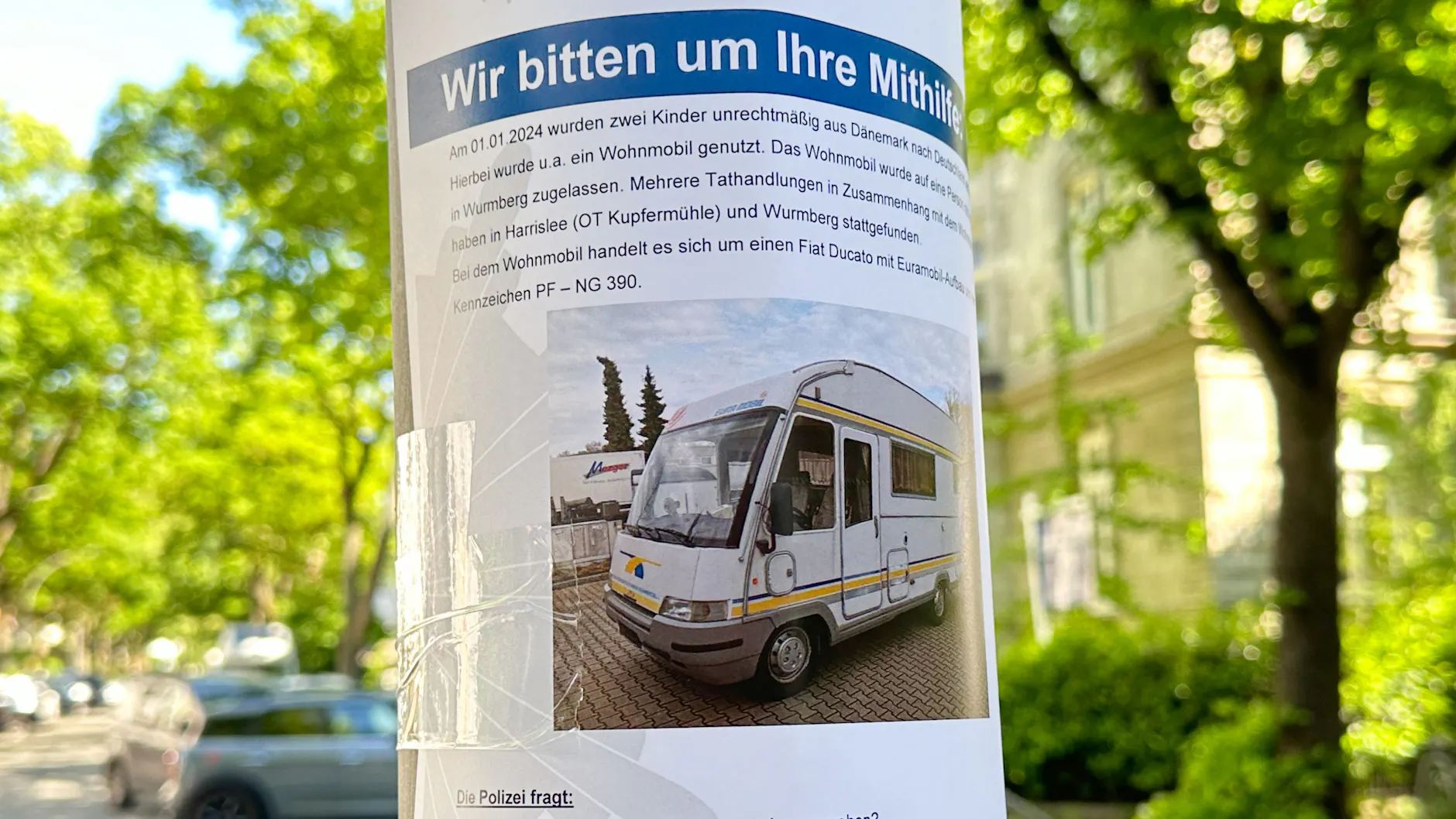 Die Polizei Hamburg sucht mit Flyern und einem Foto nach einem Wohnmobil im Fall Block.