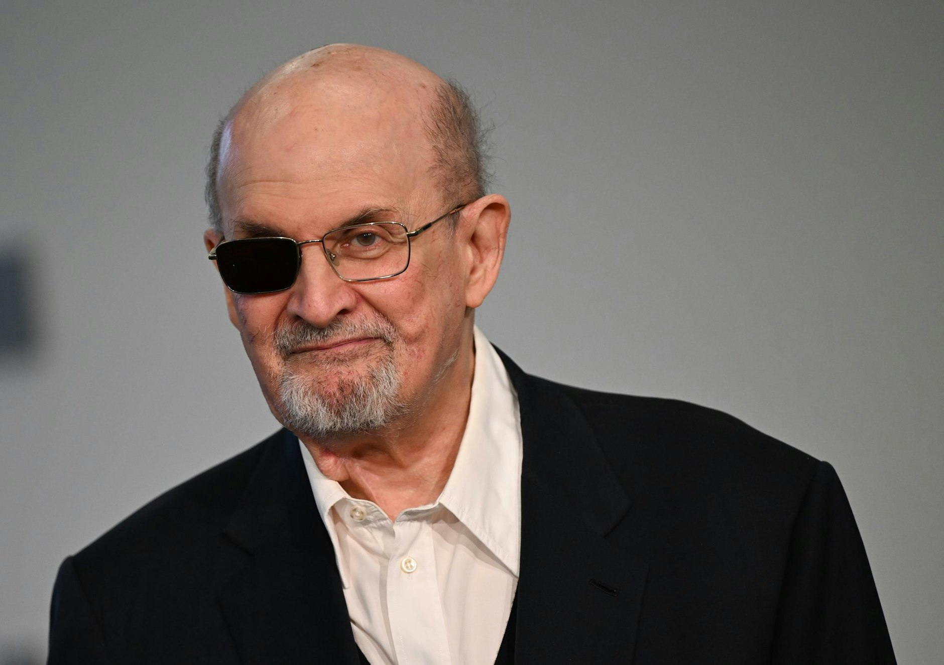 ARCHIV - Der britische Autor Salman Rushdie kommt auf der Frankfurter Buchmesse zu einer Pressekonferenz.  