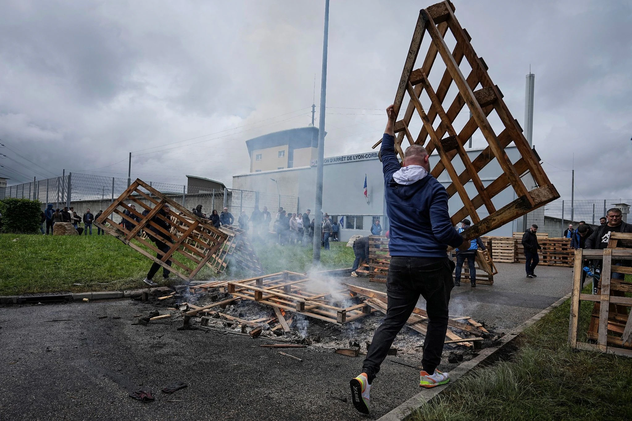 Gefängnisbeamte protestieren vor einer Strafvollzugsanstalt bei Lyon. Nach dem Überfall auf einen Gefängnistransporter, bei dem zwei Beamten getötet und drei Weitere verletzt wurden, gehen Strafvollzugsbeamte in ganz Frankreich auf die Straße - für besseren Schutz und mehr Personal.  