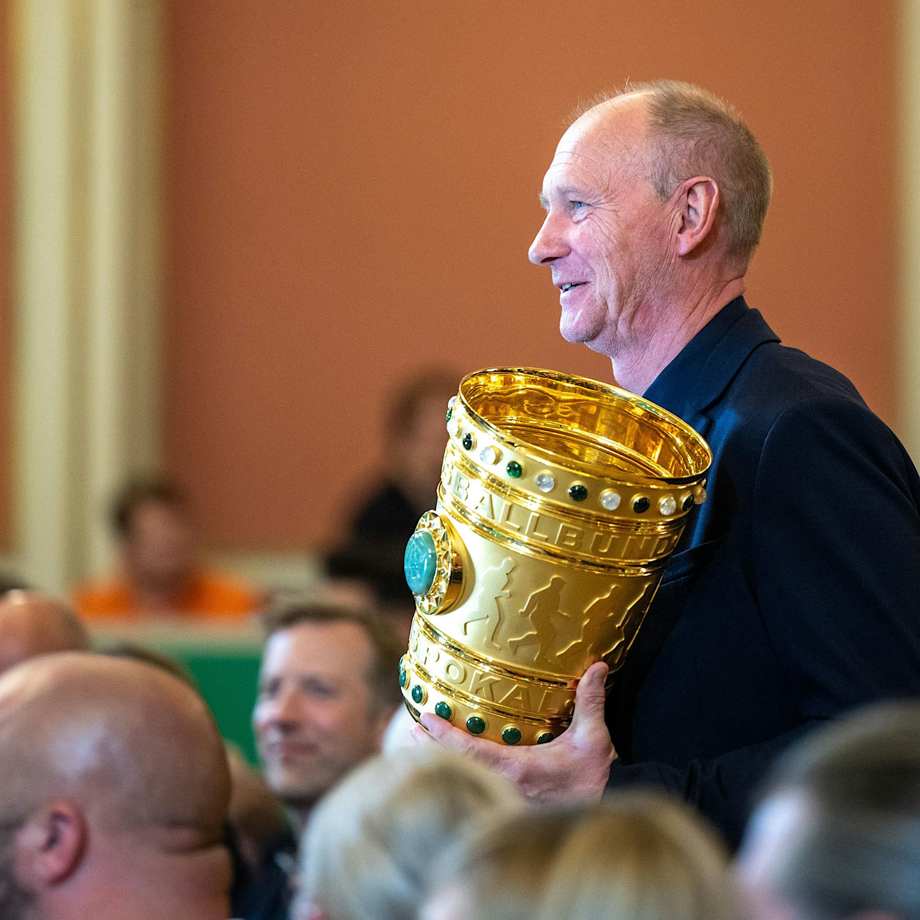 DFB-Pokal in Berlin: Trophäe kann im Roten Rathaus bestaunt werden